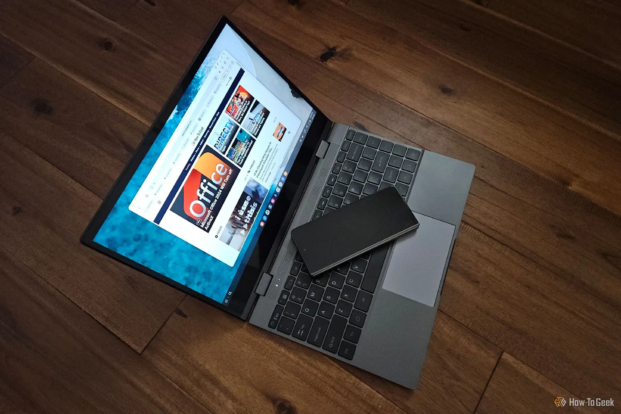 Điện thoại Samsung Galaxy Z Fold 5 kết nối không dây với lapdock uPerfect, tạo trải nghiệm laptop di động.