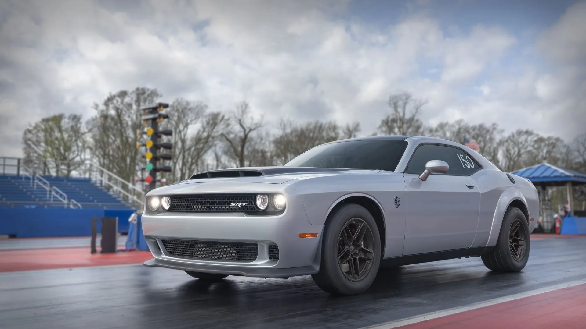 Dodge Challenger 2023 tại đường đua drag, đại diện cho dòng xe cơ bắp Mỹ có tỷ lệ khấu hao nhanh