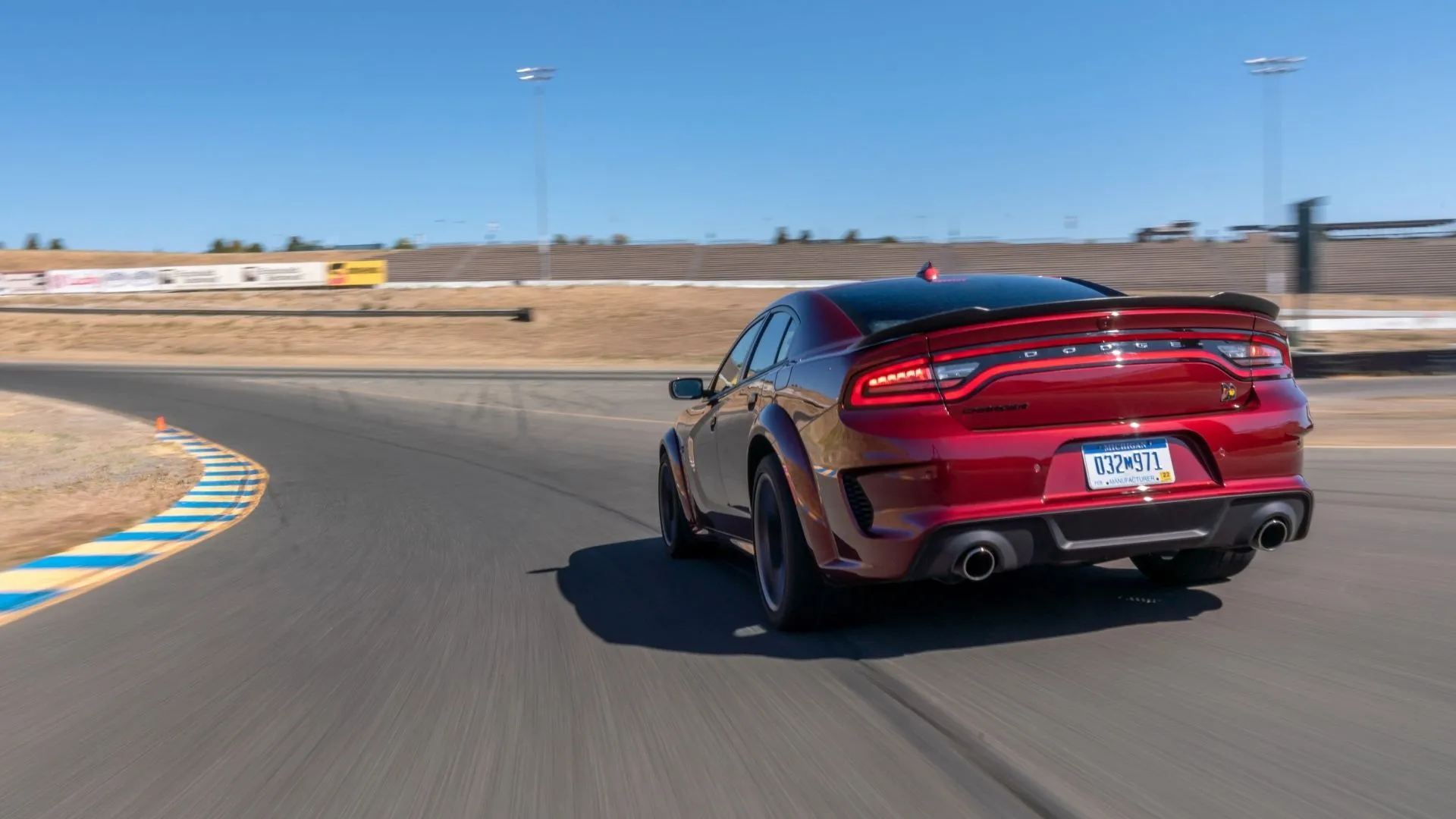 Dodge Charger R/T 2020 màu xanh đậm nhìn từ phía sau đang tăng tốc