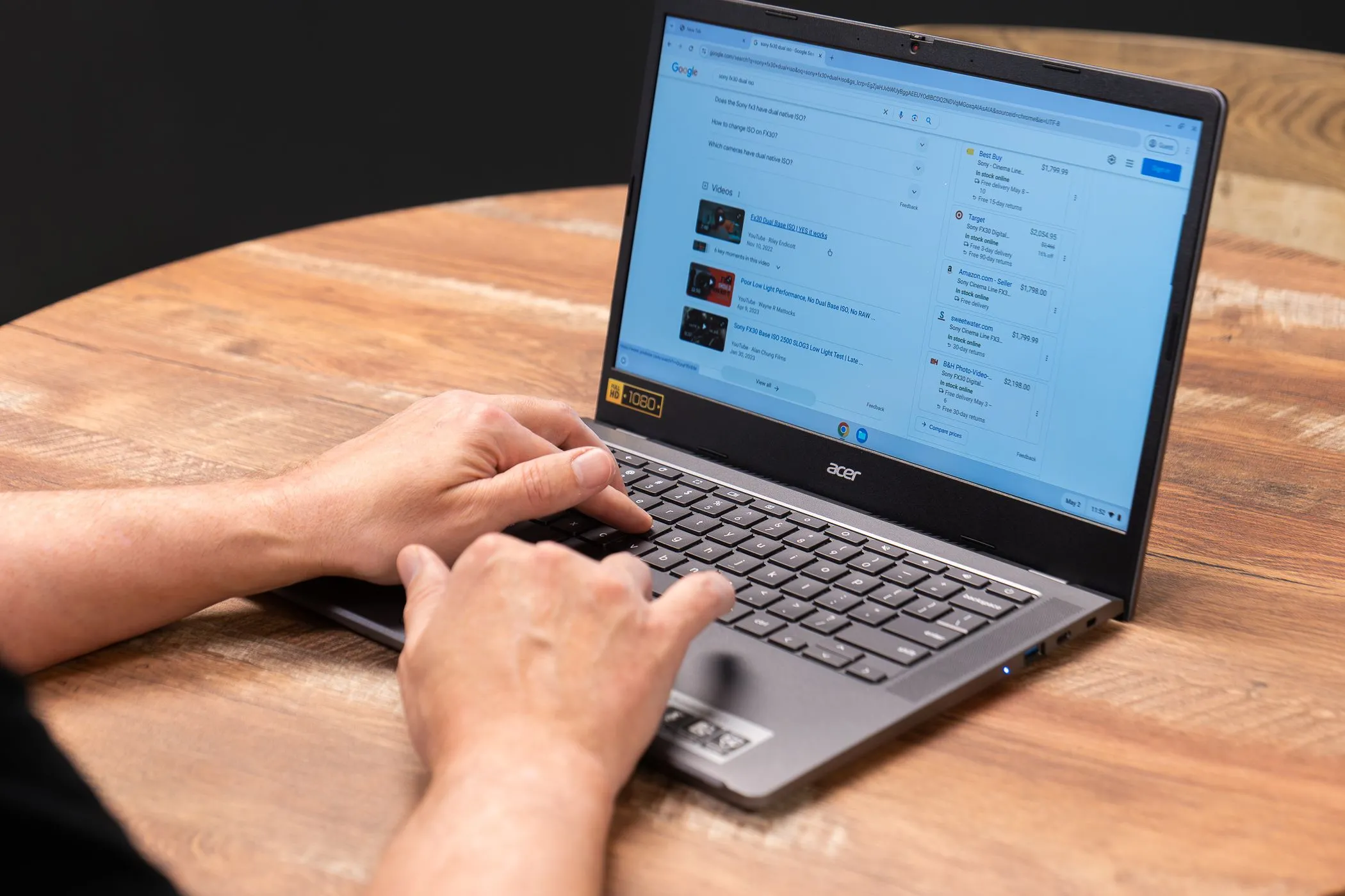 Đôi tay đang gõ phím trên một chiếc Acer Chromebook đặt trên bàn, minh họa tính di động và sự tiện lợi khi làm việc mọi lúc mọi nơi.