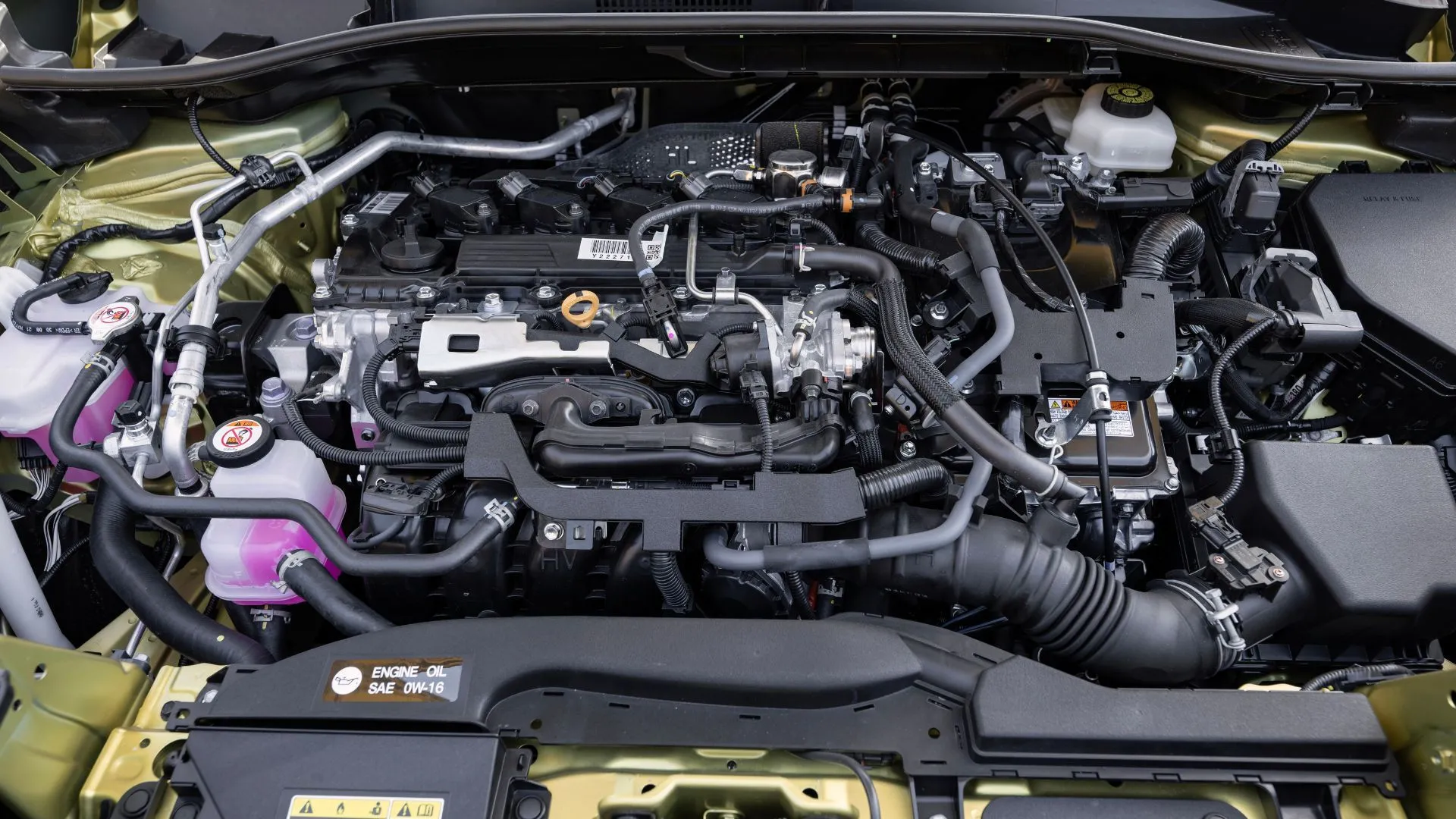 Động cơ hybrid 2.0L Atkinson-cycle 4 xi-lanh với bộ pin của Toyota Corolla Cross Hybrid XSE 2024 dưới nắp capo