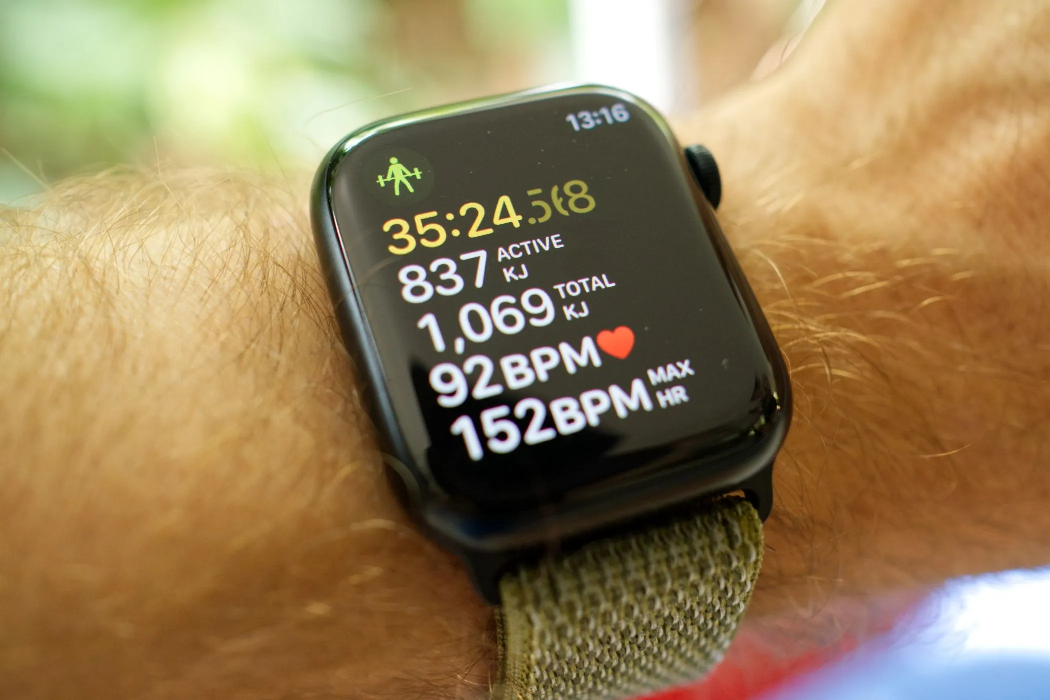 Đồng hồ Apple Watch Series 8 ghi lại dữ liệu trong buổi tập luyện sức mạnh, hiển thị các chỉ số tim mạch