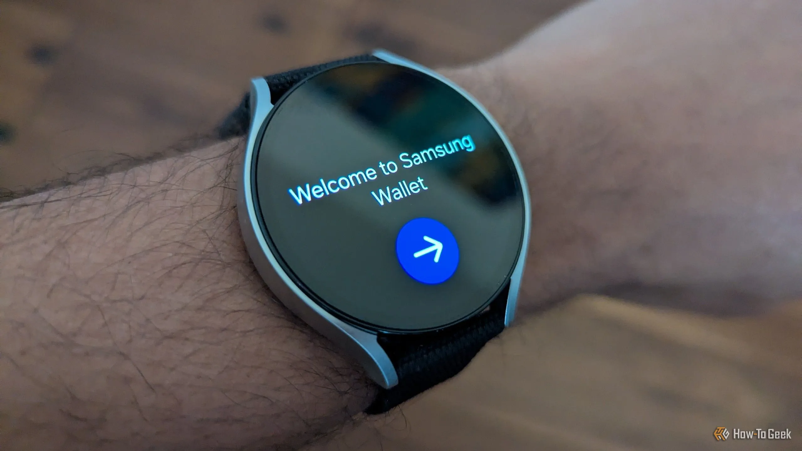 Đồng hồ thông minh Galaxy Watch 6 hiển thị giao diện Samsung Wallet, cho phép thanh toán di động tiện lợi từ cổ tay.