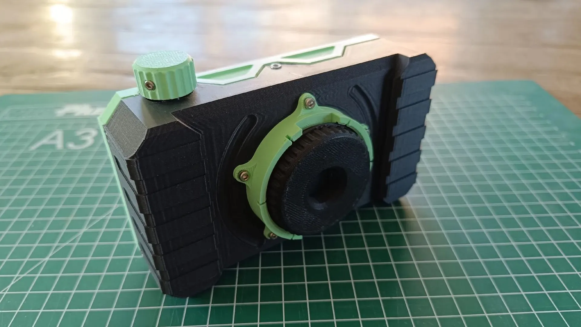 Dự án máy ảnh lấy liền kiểu Polaroid tự chế từ Raspberry Pi, hiển thị một bức ảnh đã in ra và màn hình điều khiển.