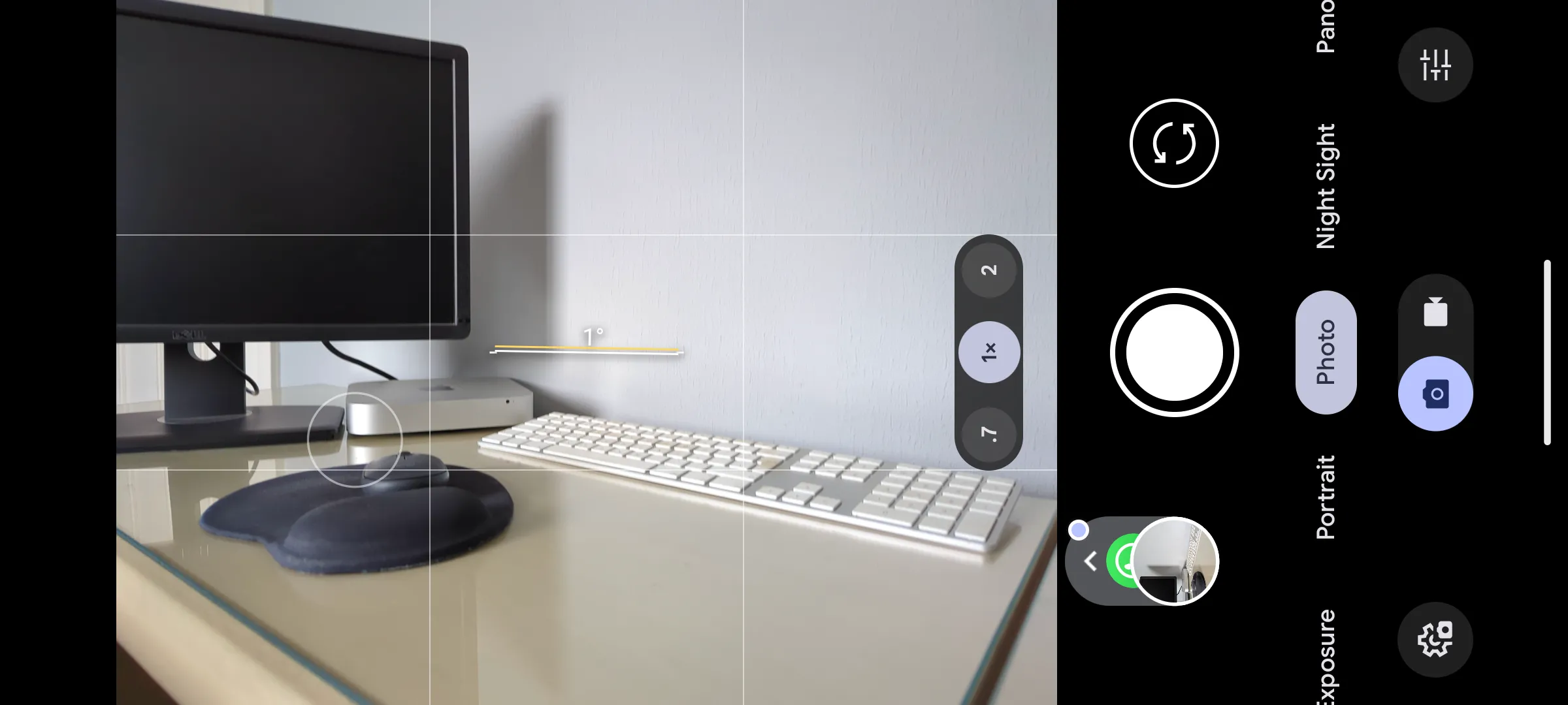 Đường lưới 3x3 và các chỉ báo góc nghiêng, độ nghiêng trong Pixel Camera giúp cải thiện bố cục.