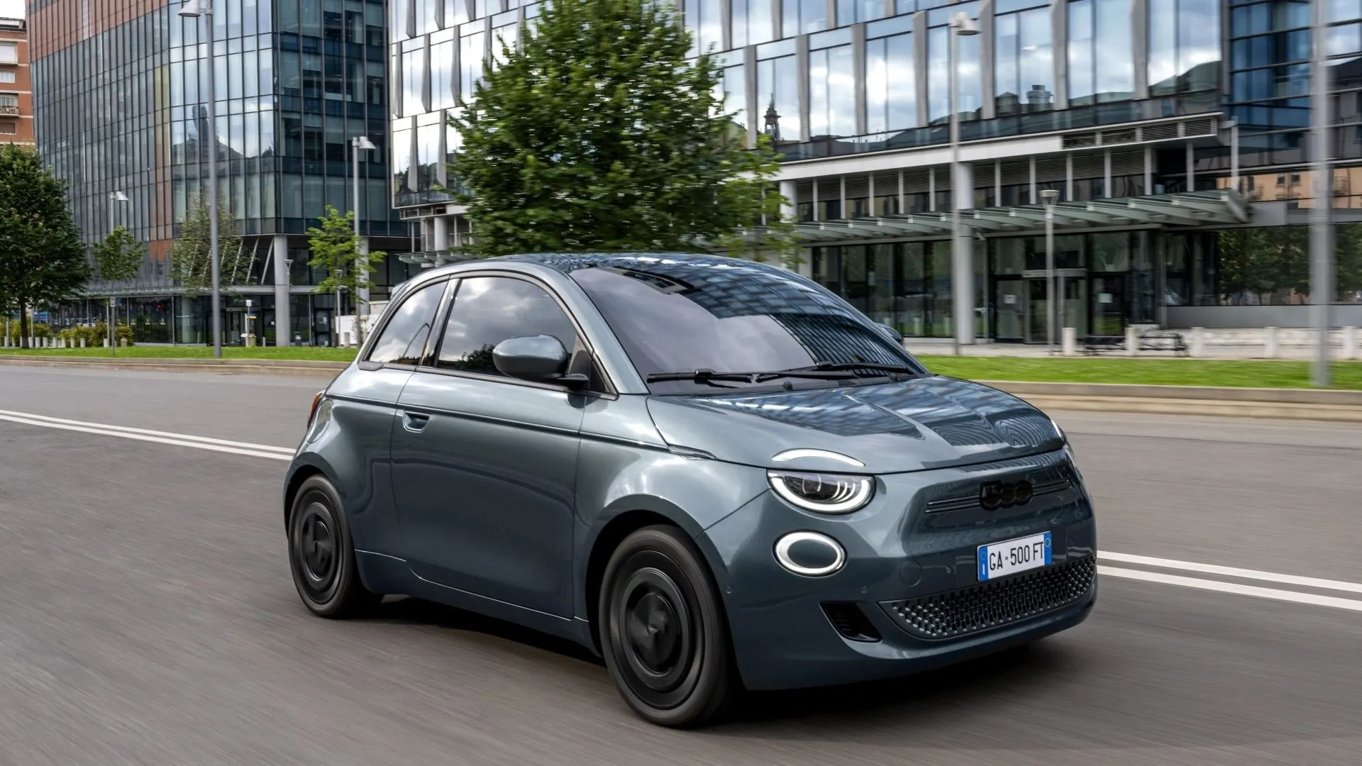 Fiat 500e Giorgio Armani Collector’s Edition 2025, mẫu xe điện đô thị nhỏ gọn, cực kỳ tiết kiệm chi phí bảo dưỡng.