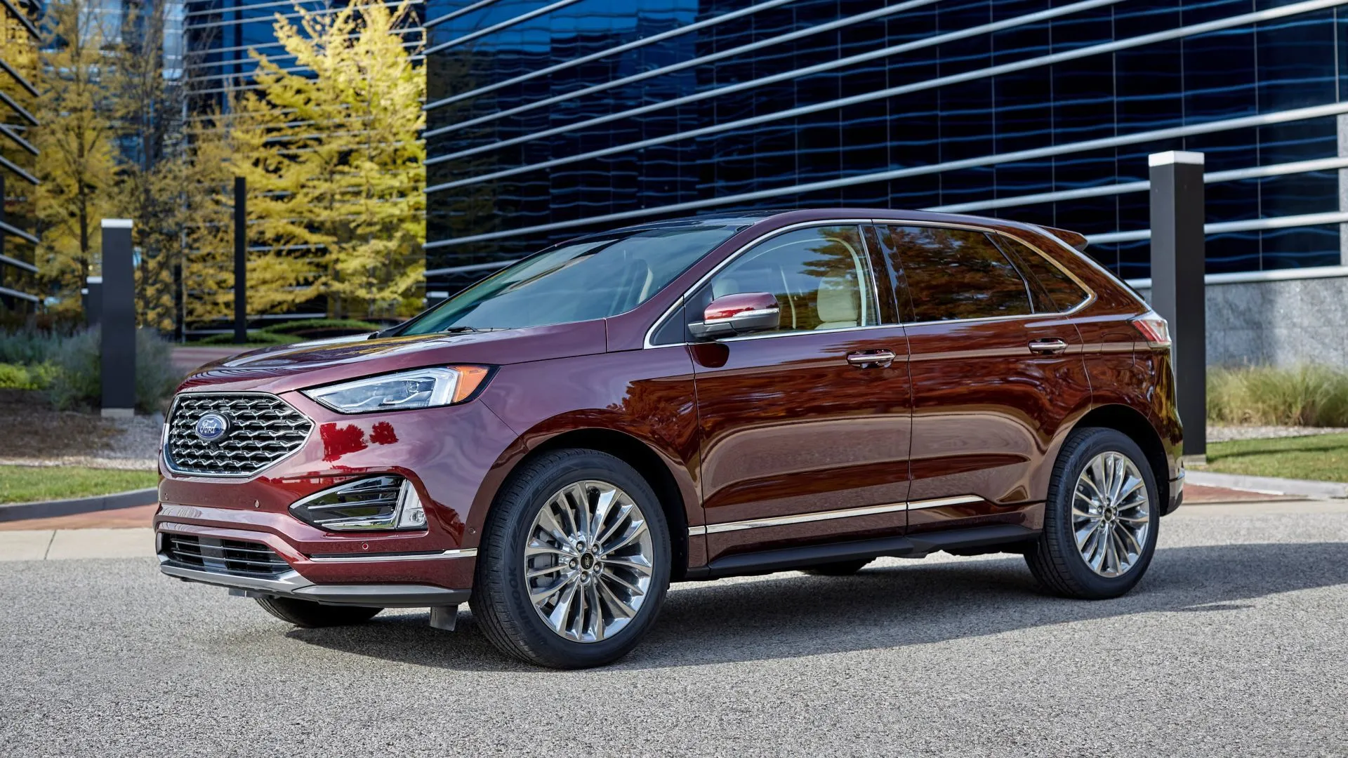 Ford Edge Titanium Elite 2021 màu đỏ đậu trước tòa nhà, bị lỗi camera lùi cần cập nhật phần mềm
