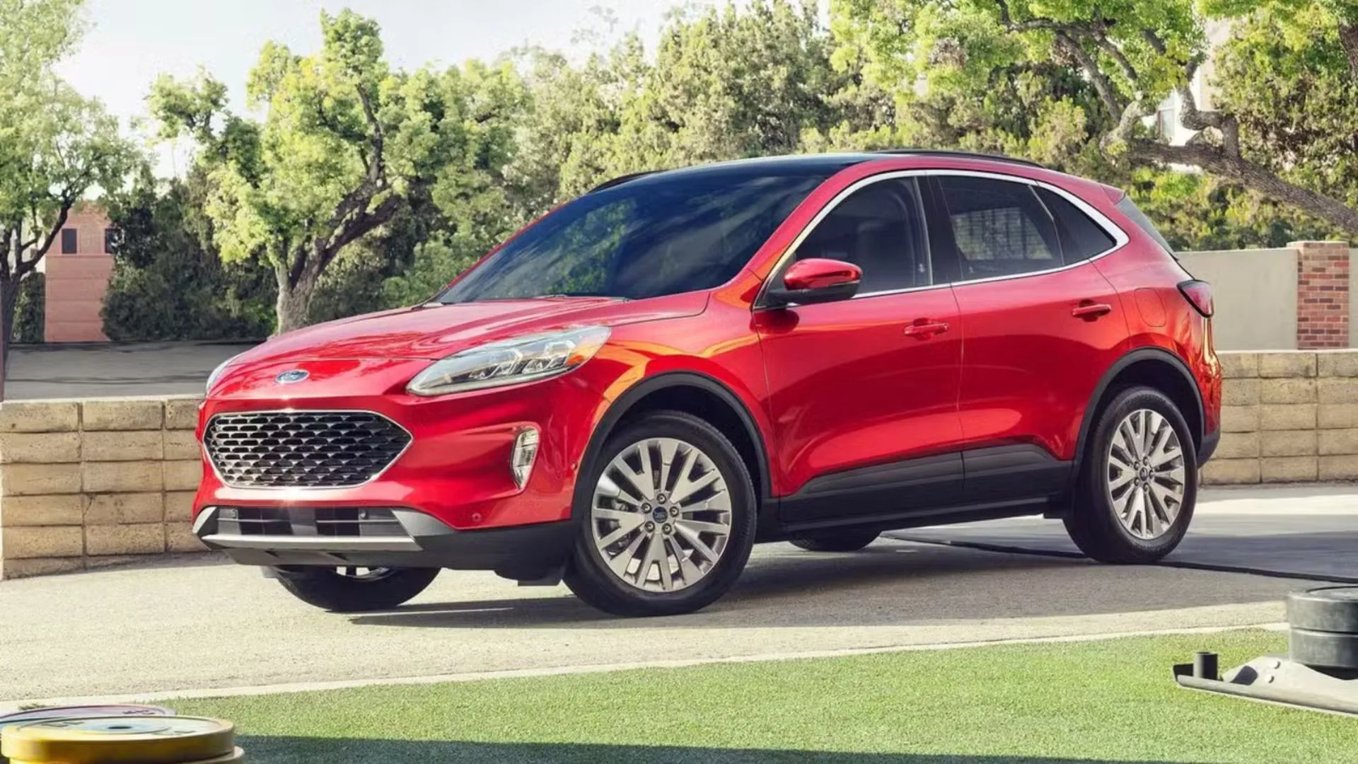 Ford Escape PHEV màu đỏ đời 2022 đỗ trong sân, minh họa giá trị hấp dẫn cho người mua xe cũ