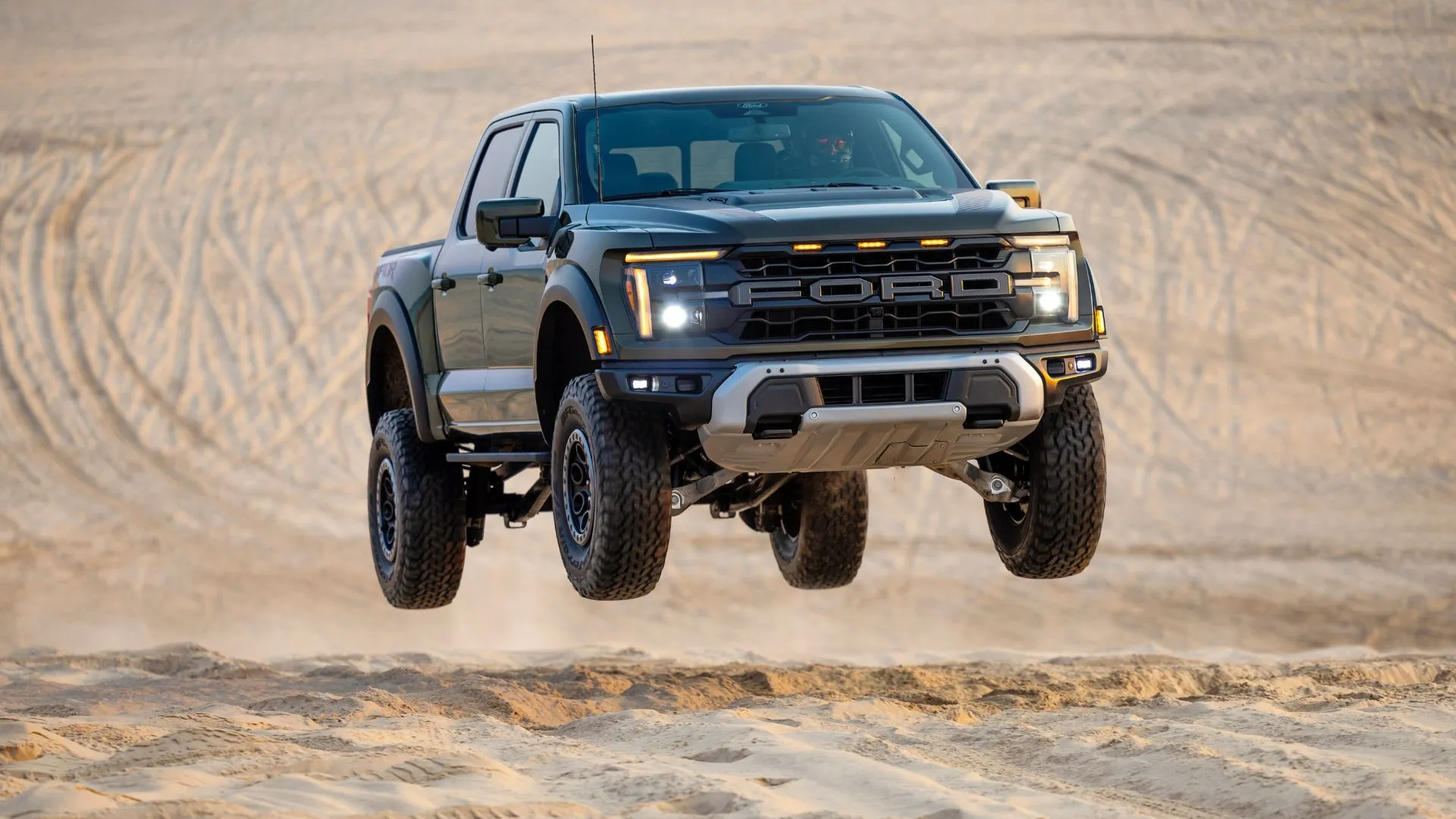 Ford F-150 Raptor R 2024 bật nhảy trên cồn cát, khẳng định khả năng off-road vượt trội của bán tải hiệu suất cao