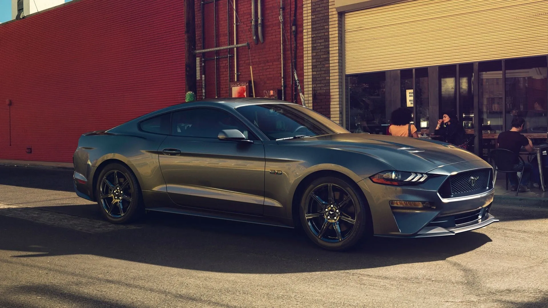 Ford Mustang GT 2018 màu bạc nhìn từ góc 3/4 phía trước, thể hiện sự mạnh mẽ và thể thao