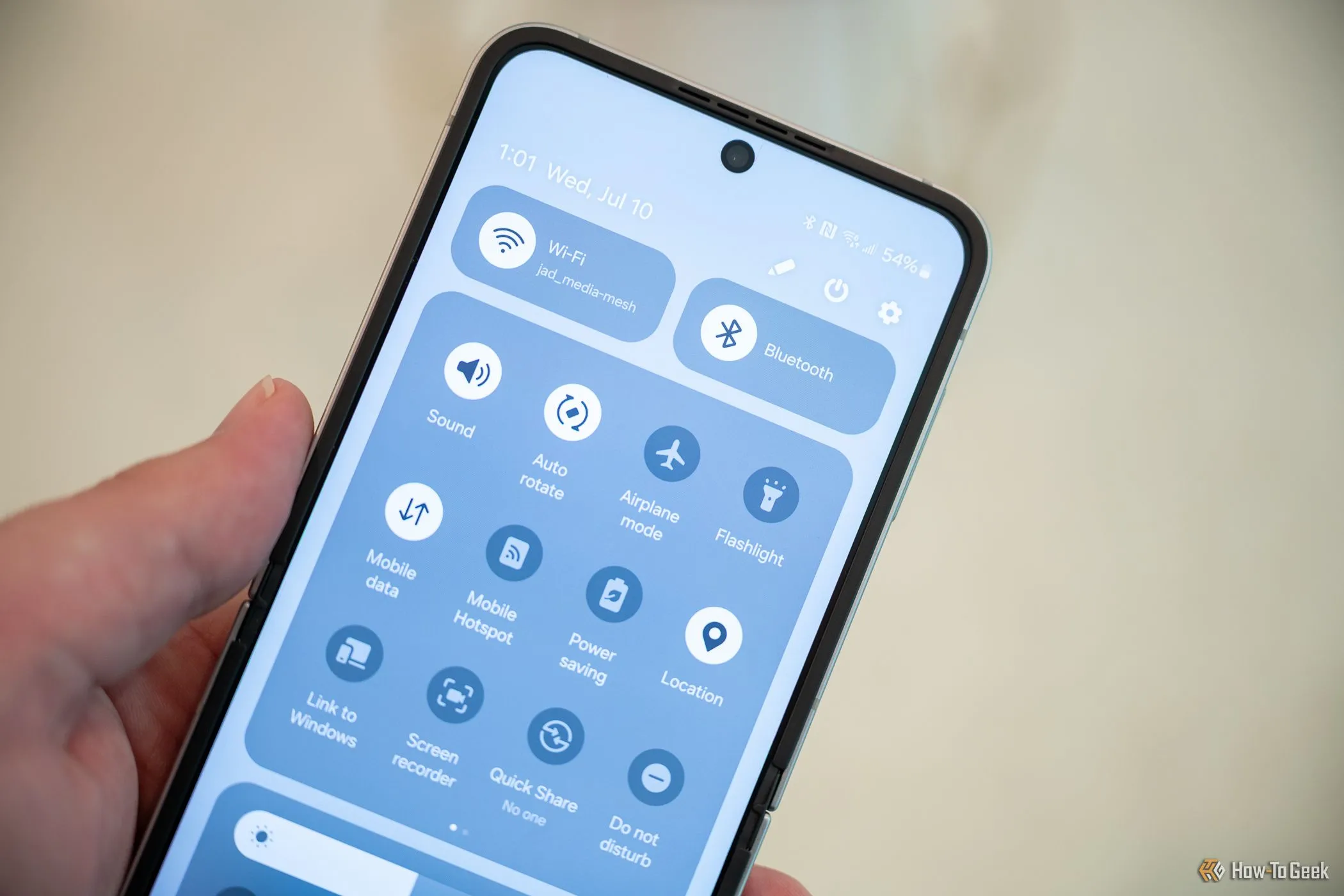Galaxy Z Flip 6 mở hoàn toàn hiển thị thanh thông báo và màn hình sáng