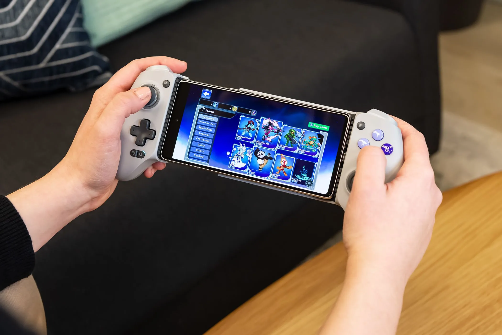 Game thủ đang trải nghiệm chơi game trên điện thoại Android sử dụng tay cầm GameSir G8 Galileo, minh họa sự tiện lợi và công thái học cho di động.