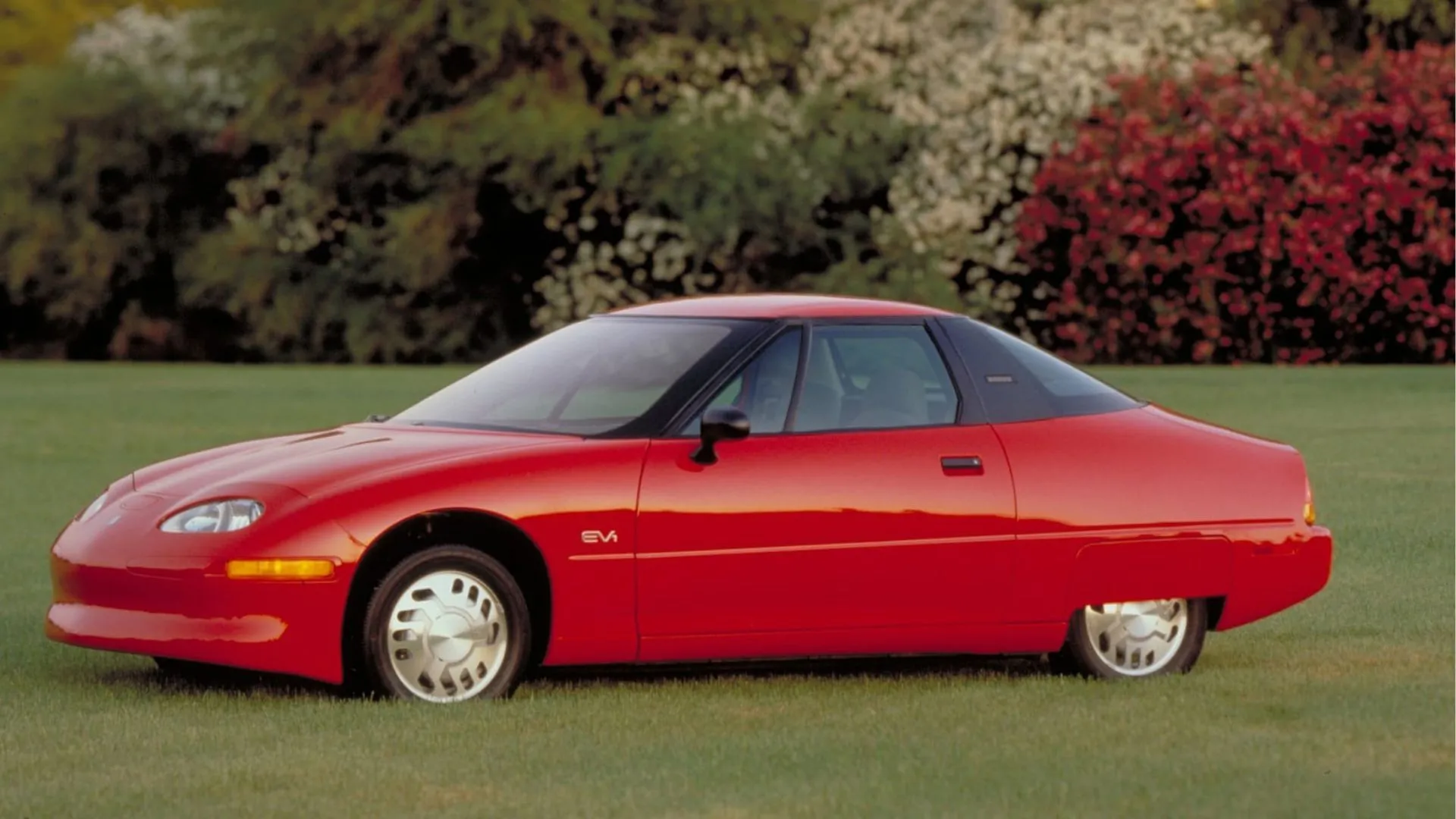 General Motors EV1 đời 1996 màu đỏ, chiếc xe điện tiên phong từ một nhà sản xuất lớn.