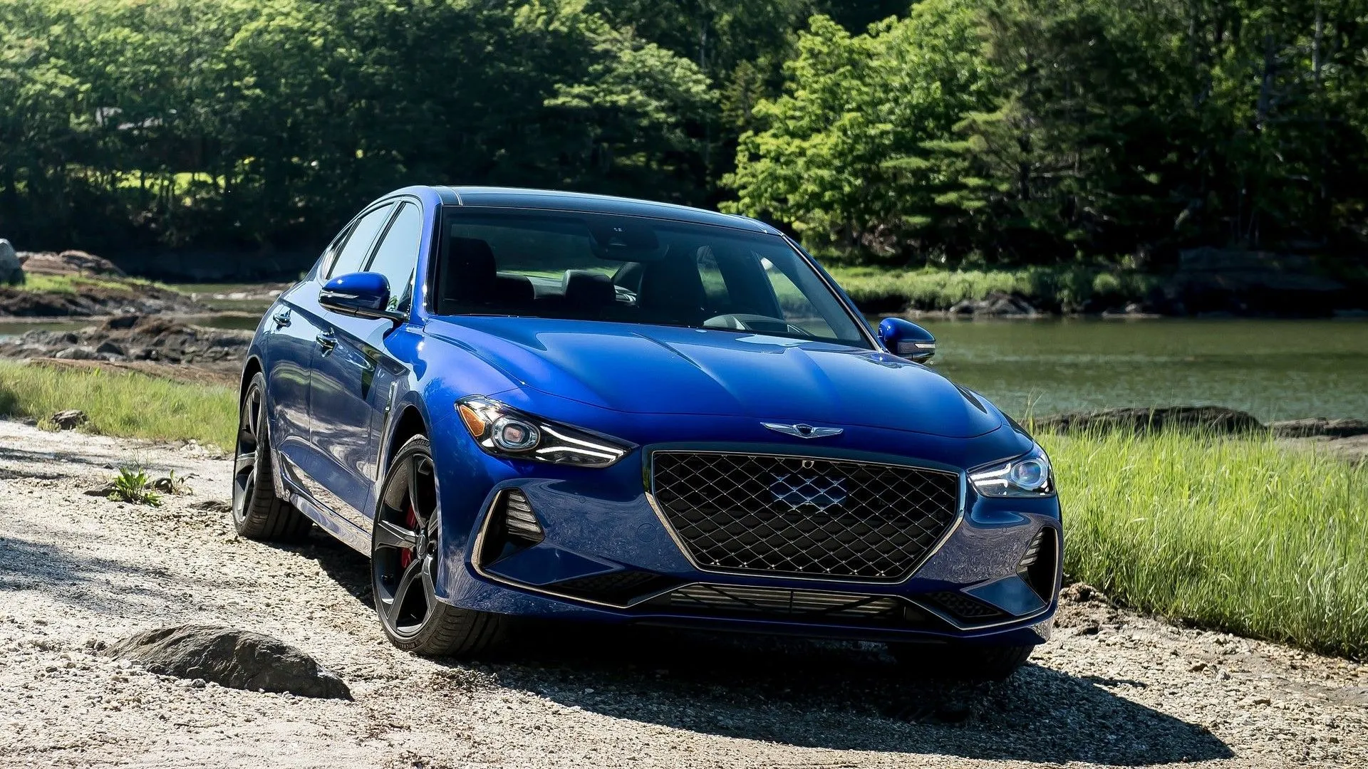 Genesis G70 2019 màu xám bạc với thiết kế sedan thể thao, sang trọng và mạnh mẽ