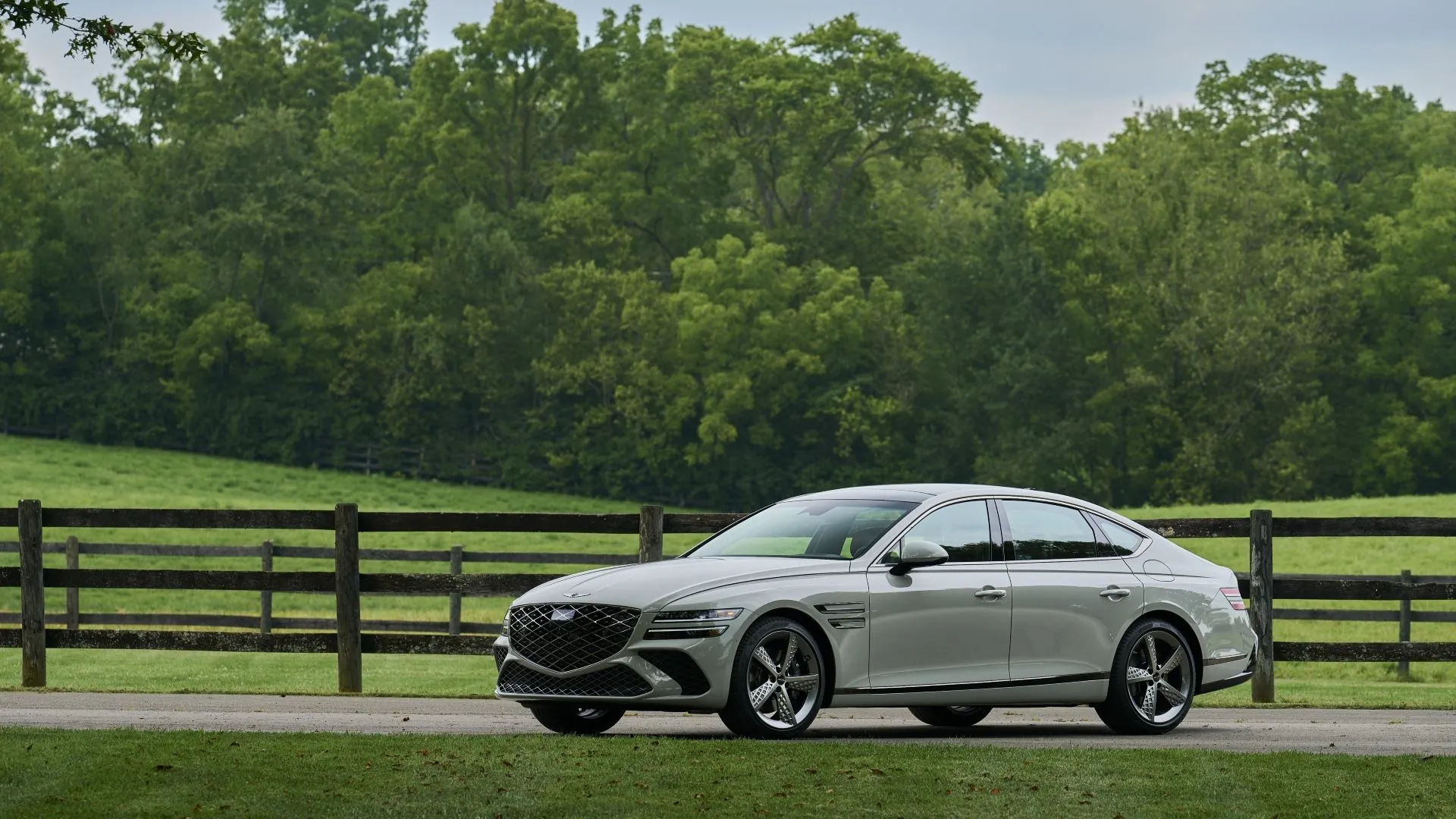 Genesis G80 2025 màu bạc sang trọng, góc 3/4 phía trước, đại diện cho giá trị vượt trội trong phân khúc sedan hạng sang cỡ trung