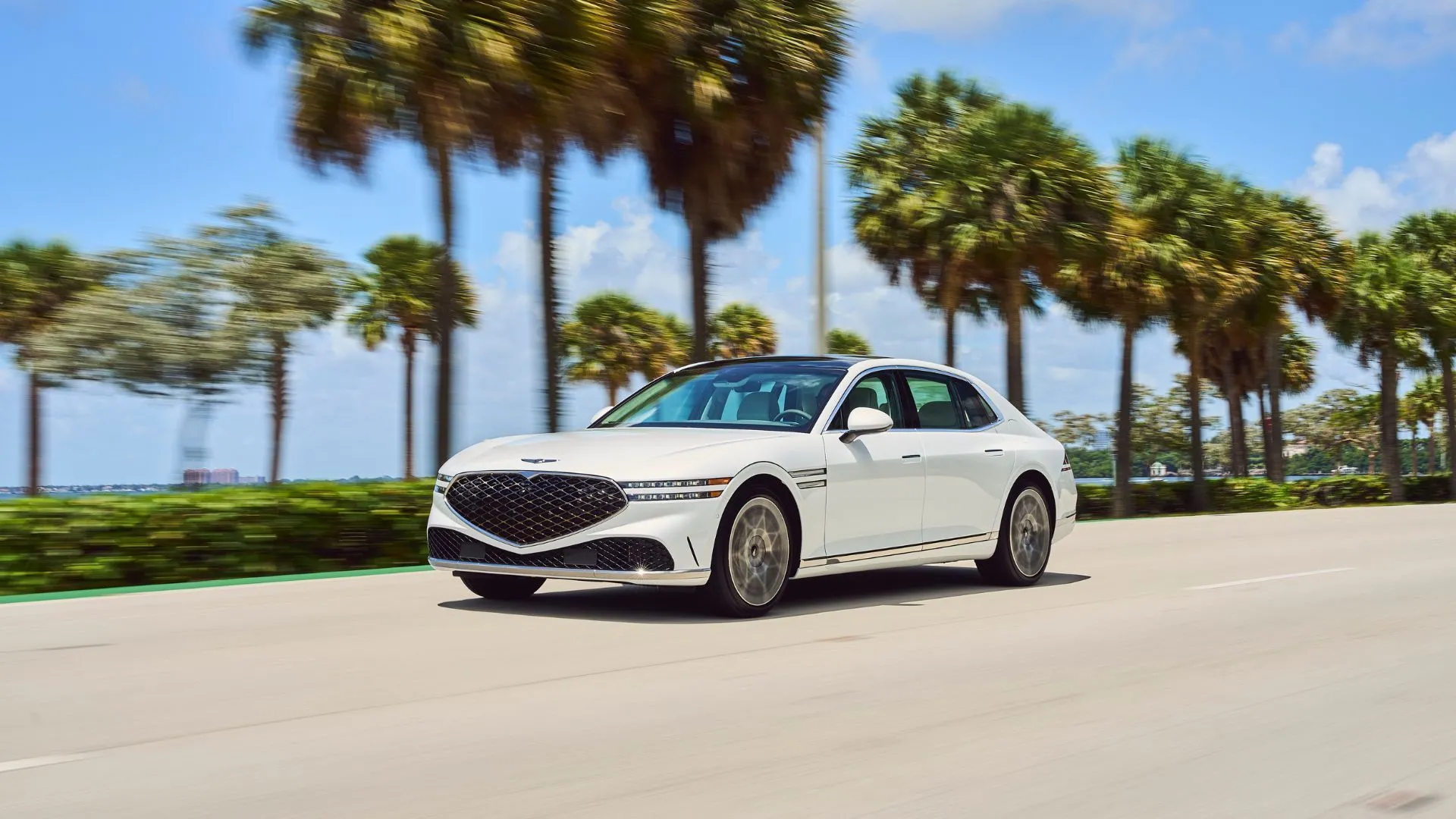 Genesis G90 e-Supercharger 2025 màu trắng trên đường cao tốc