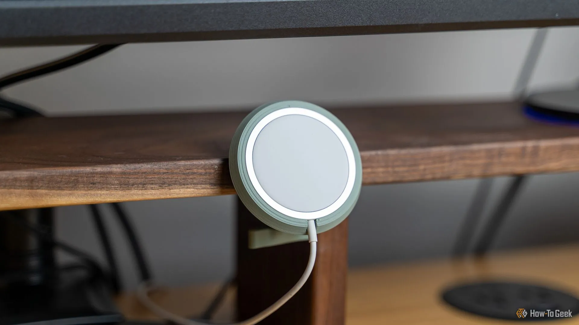 Giá đỡ sạc MagSafe được in 3D gắn cố định vào kệ bàn làm việc gỗ óc chó