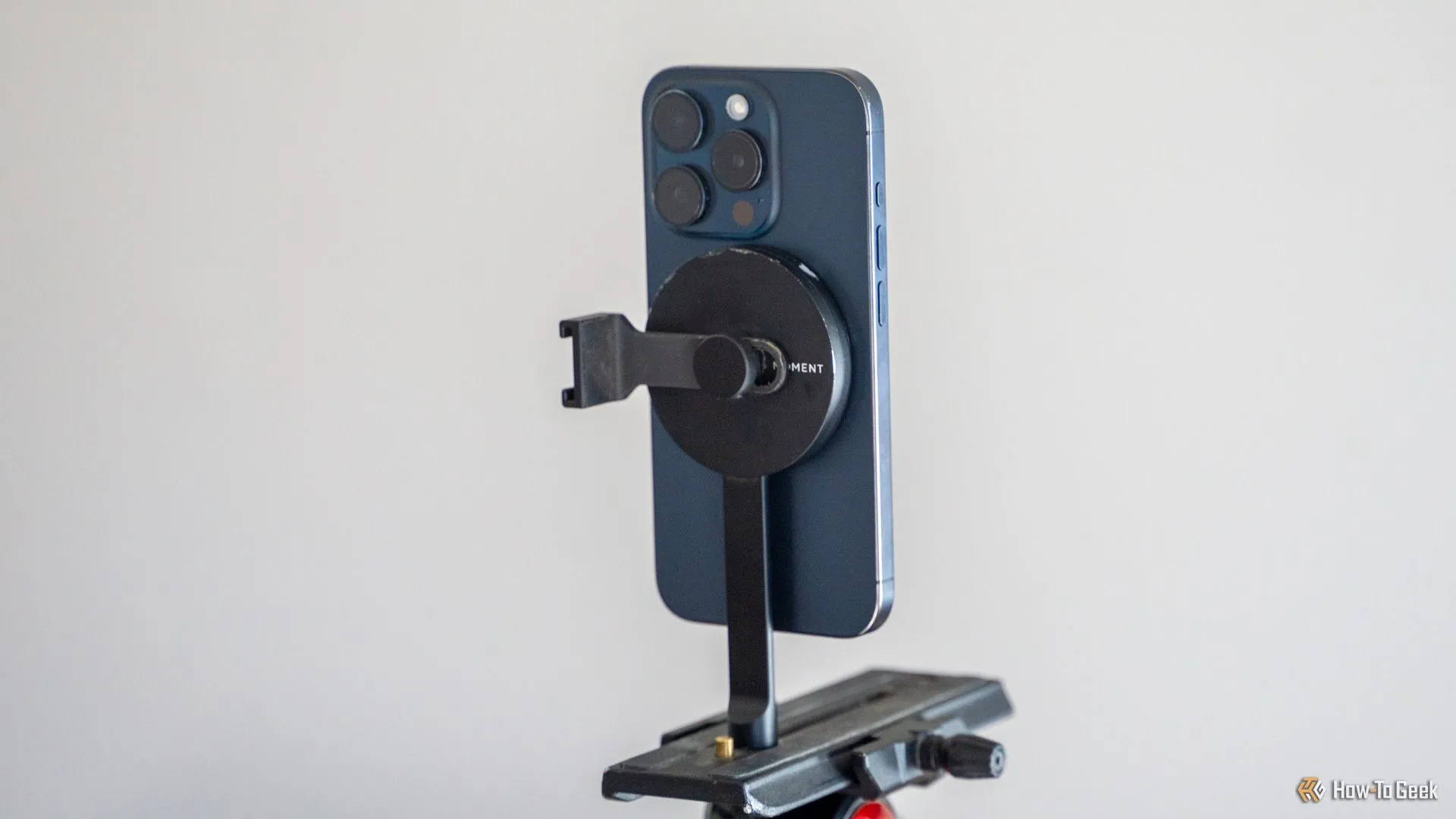 Giá đỡ tripod MagSafe Moment với thiết kế phẳng gọn, giúp dễ dàng mang theo khi chụp ảnh