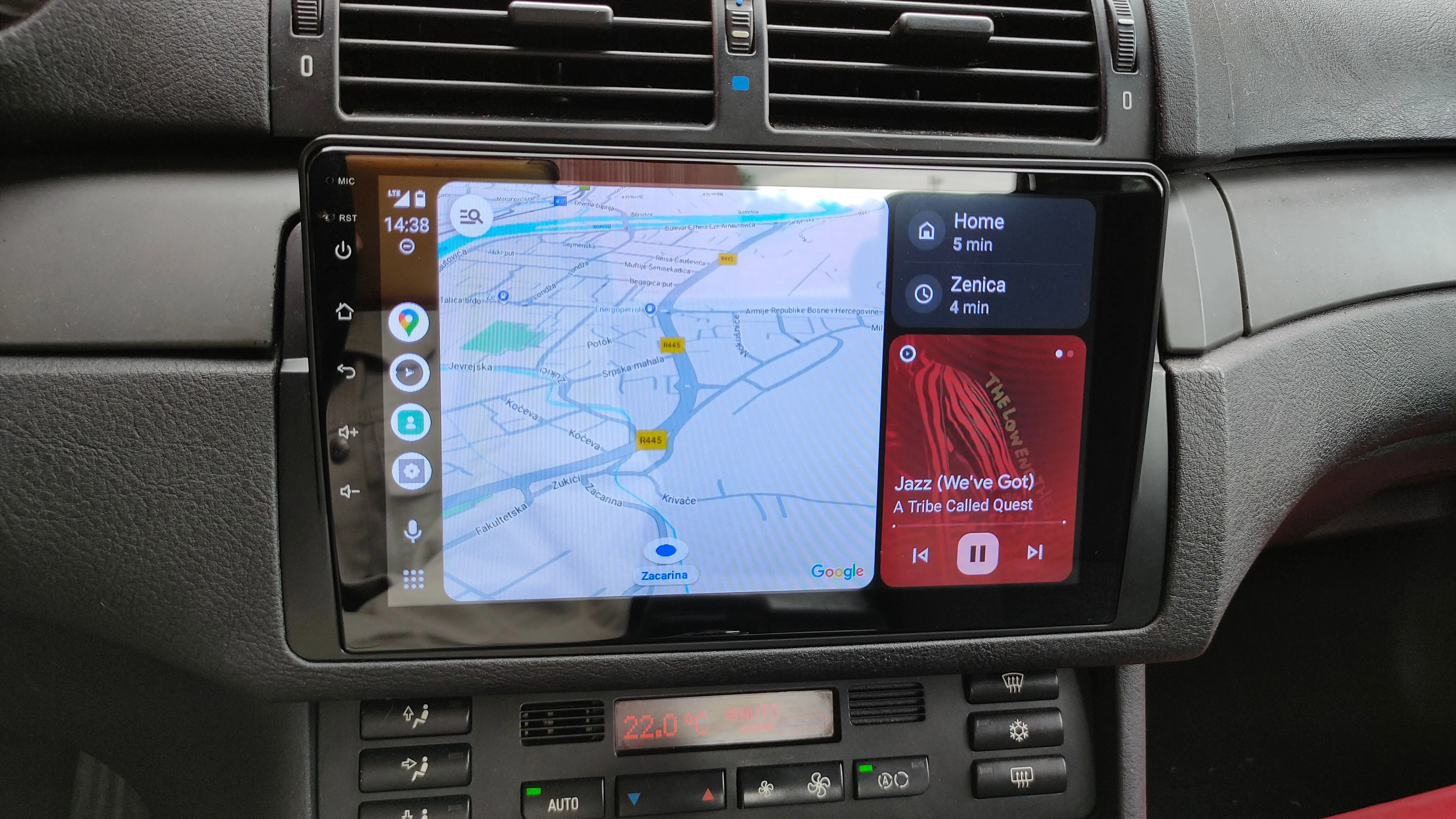 Giao diện Android Auto hiển thị trên đầu Android trong xe hơi cũ