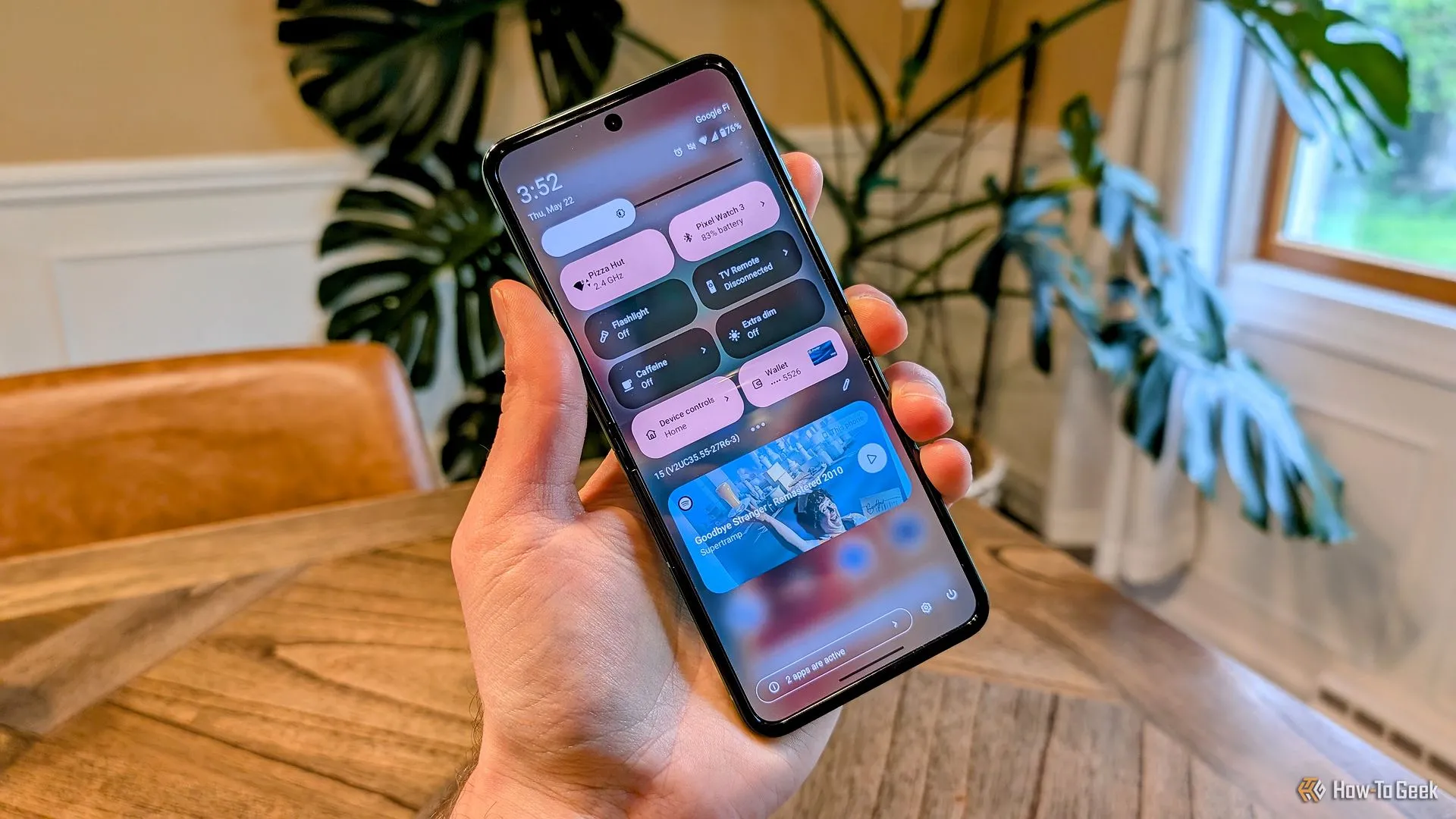 Giao diện cài đặt nhanh của Android 15 trên màn hình chính Moto Razr 2025, thể hiện phần mềm sạch