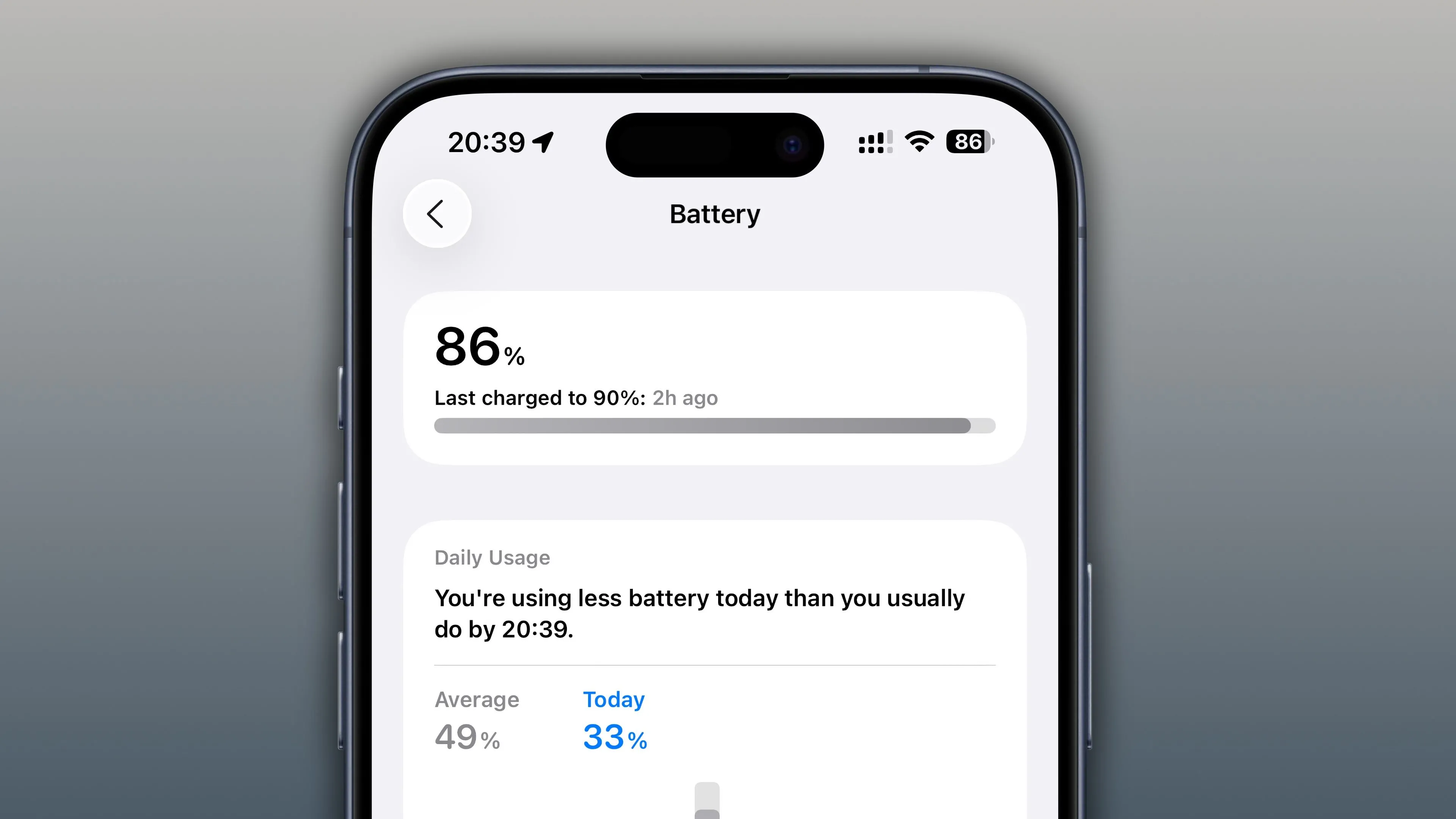 Giao diện Cài đặt trên iPhone hiển thị tổng quan về mức sử dụng pin, nơi tính năng tối ưu pin AI của iOS 26 có thể được kích hoạt.