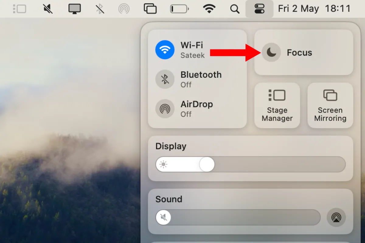Giao diện Control Center trên macOS hiển thị các tùy chọn Focus, bao gồm chế độ Không Làm Phiền.