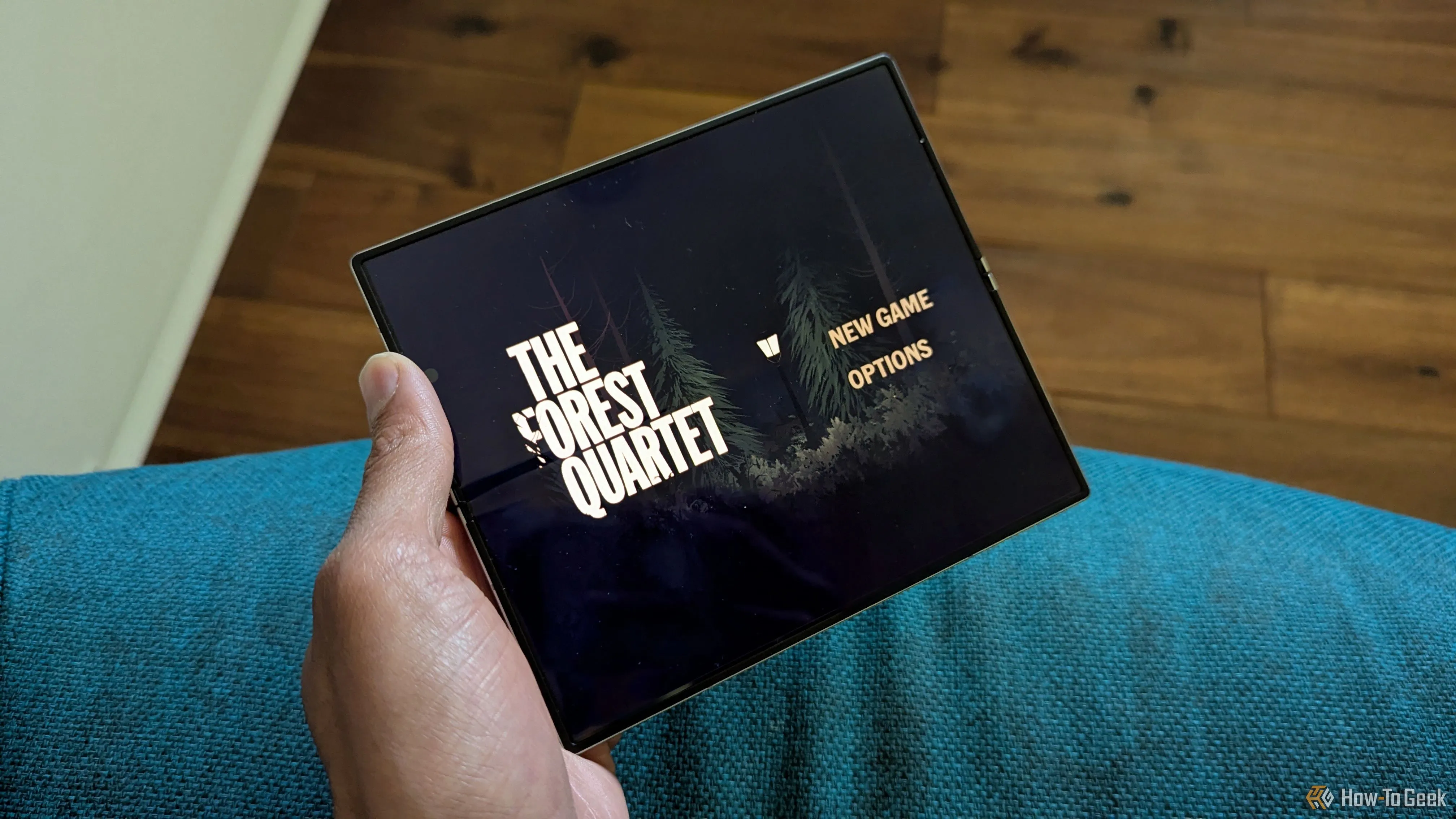 Giao diện game phiêu lưu giải đố The Forest Quartet, với đồ họa nghệ thuật độc đáo, đang được trình chiếu trên màn hình điện thoại Samsung Galaxy Z Fold 6, minh họa gameplay trên nền tảng Android.
