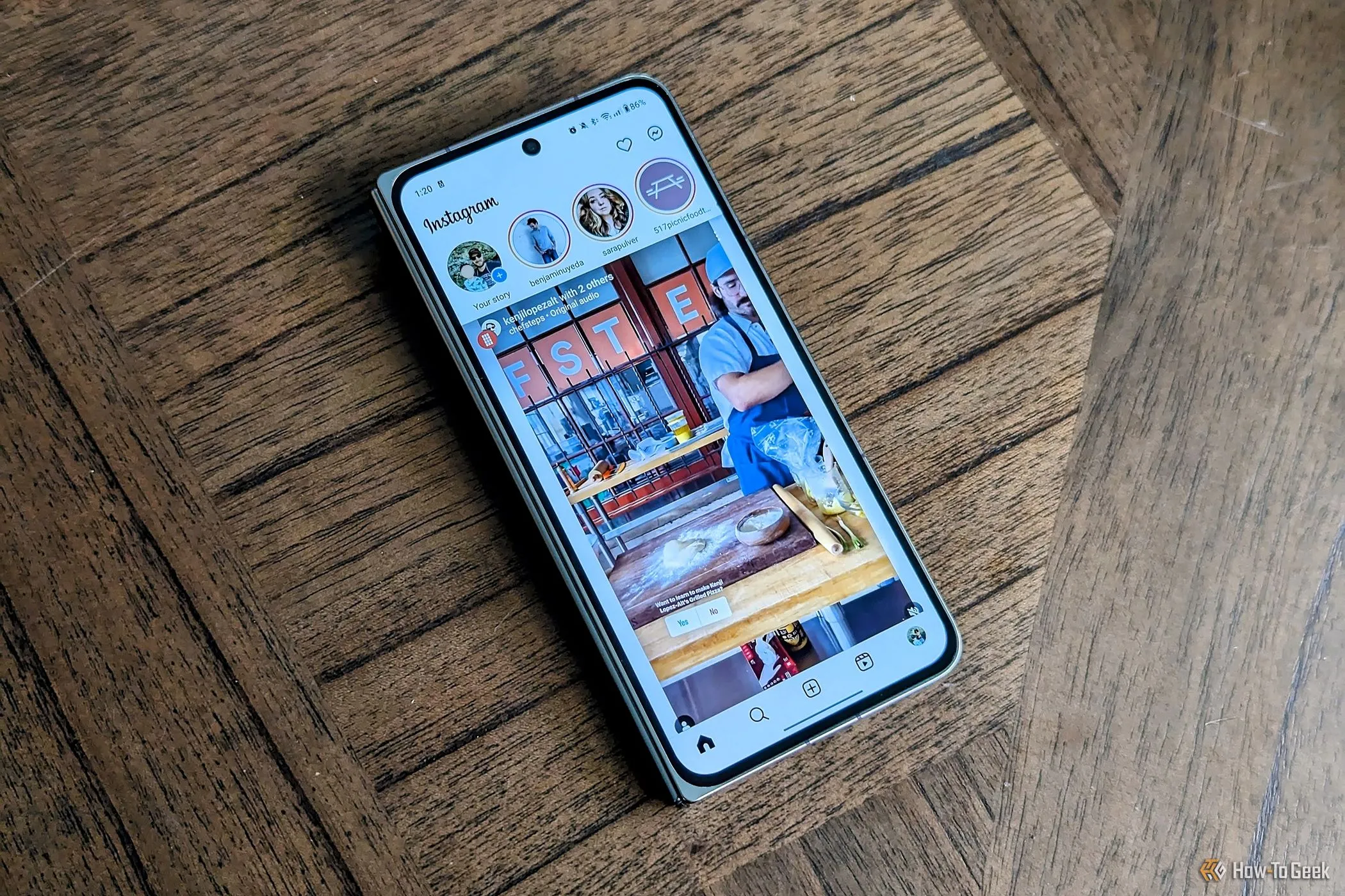 Giao diện Instagram hiển thị trên màn hình ngoài của OnePlus Open, minh họa việc sử dụng ứng dụng mạng xã hội.