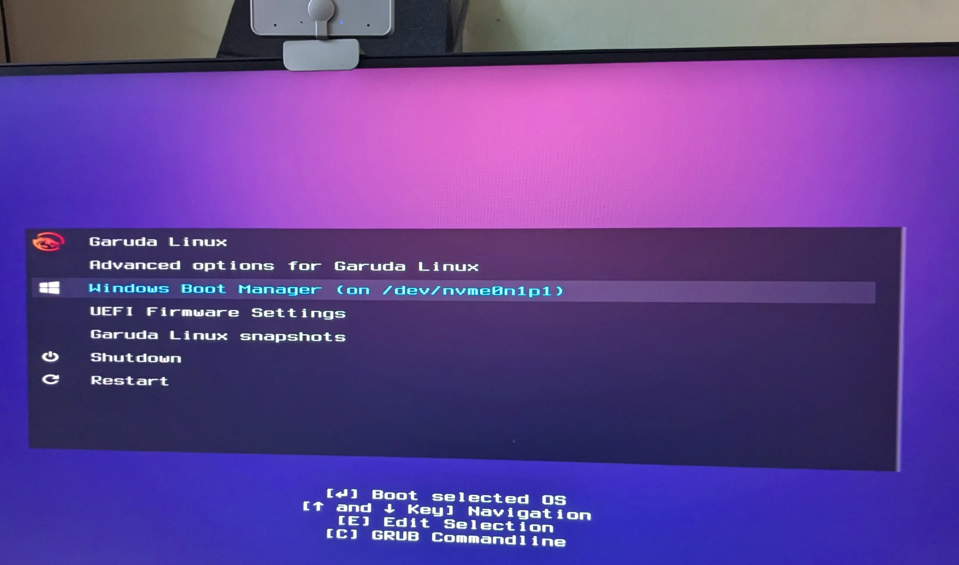 Giao diện khởi động Grub với tùy chọn Garuda Linux và Windows