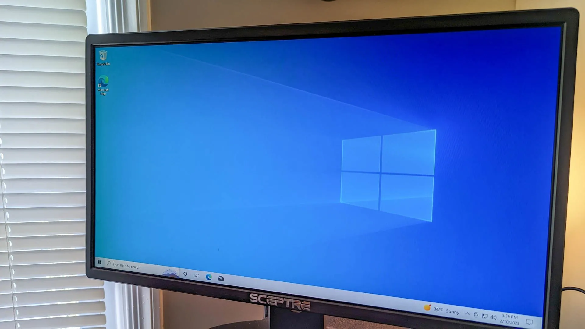 Giao diện màn hình nền Windows cổ điển, liên quan đến việc mua key Windows giá rẻ từ bên thứ ba