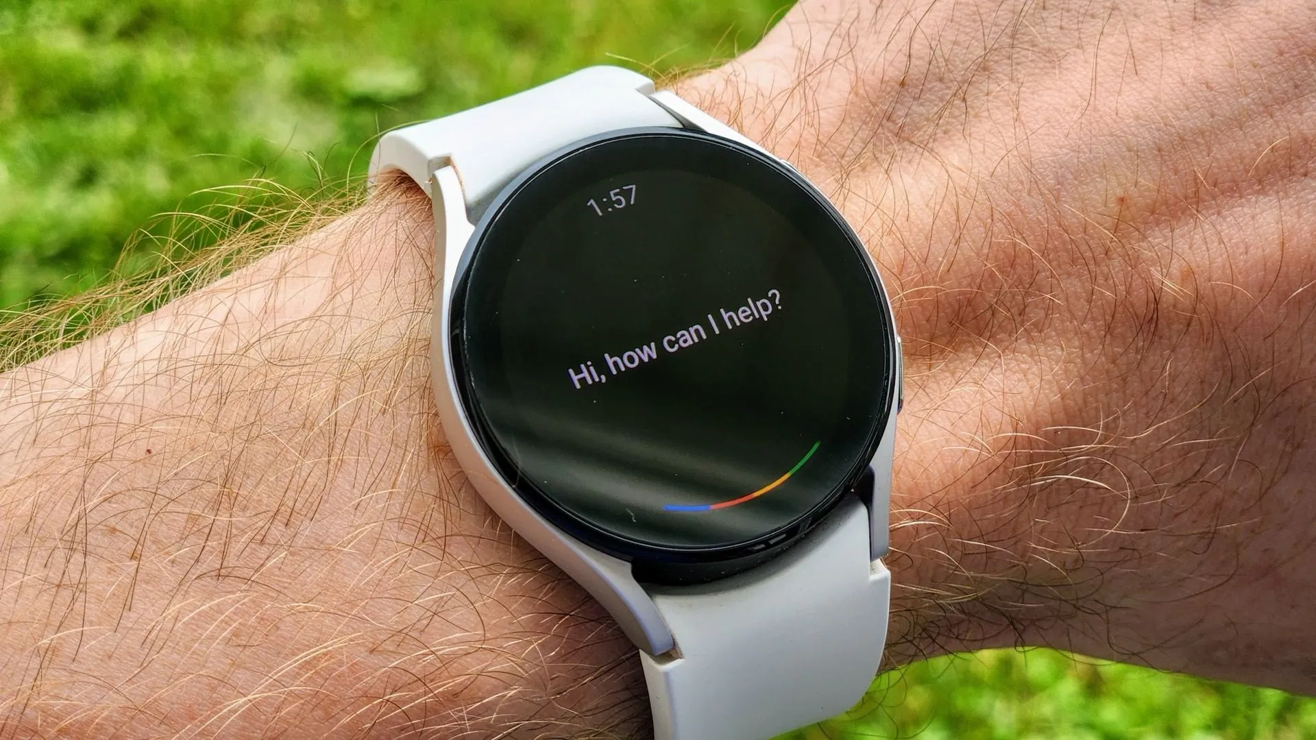Giao diện ứng dụng Google Assistant trên đồng hồ thông minh, đánh dấu sự chuyển đổi sang Gemini trên các thiết bị WearOS.