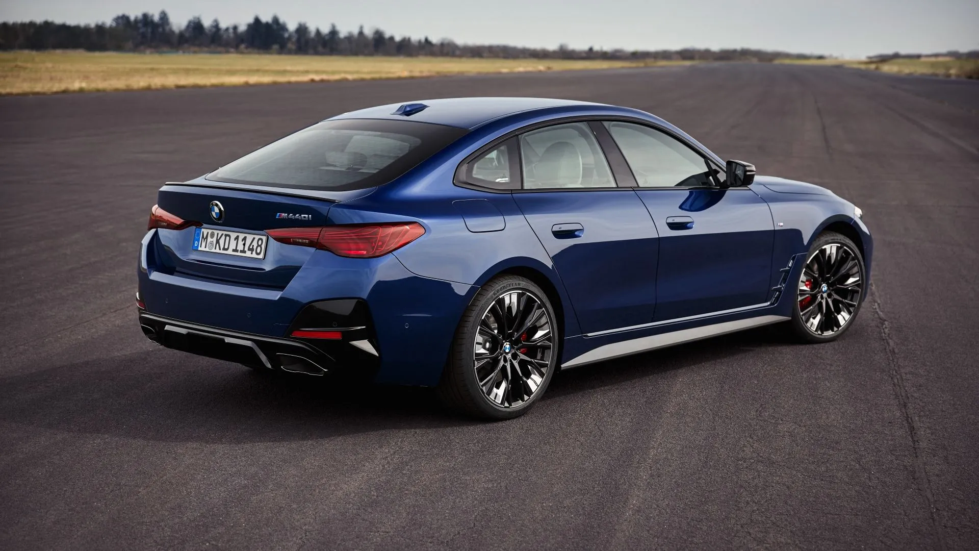 Góc 3/4 phía sau của BMW i4 2025