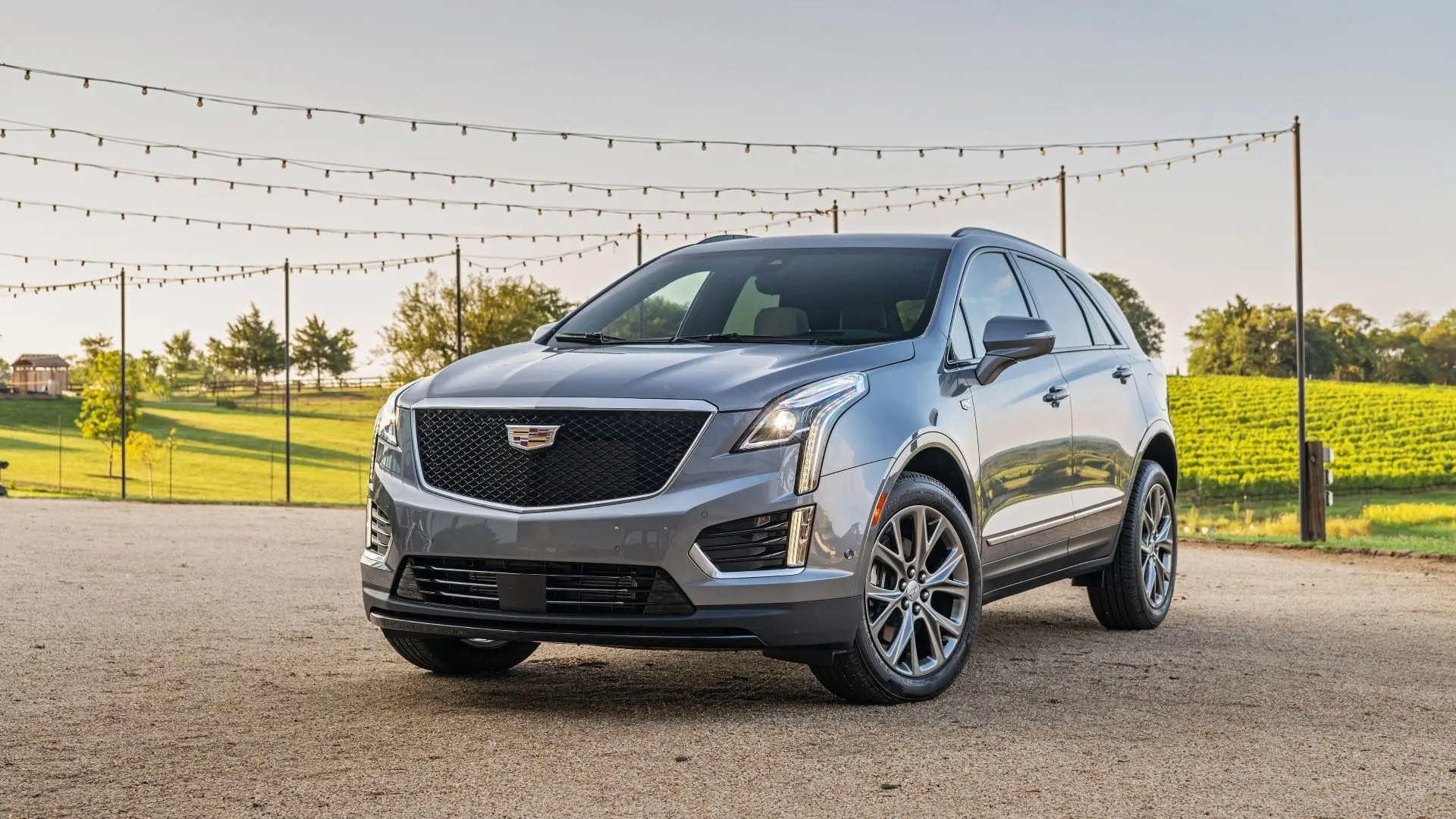 Góc 3/4 phía trước của Cadillac XT5 2020, thể hiện sự sang trọng và đường nét khí động học