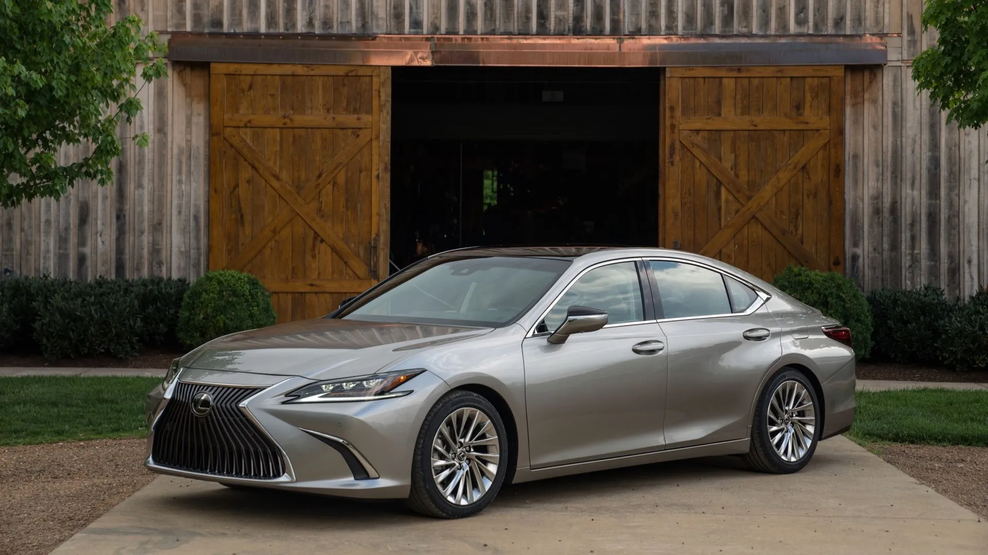 Góc 3/4 phía trước của Lexus ES 2021 màu bạc, toát lên vẻ sang trọng và khả năng vận hành êm ái, tiết kiệm nhiên liệu.