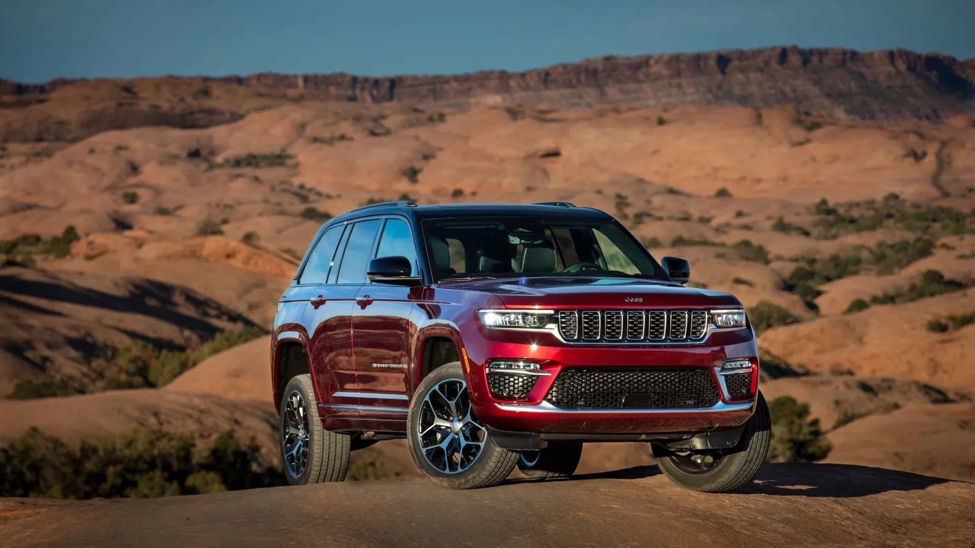 Góc 3/4 phía trước của mẫu SUV Jeep Grand Cherokee 2025 màu xanh rêu, thể hiện khả năng off-road mạnh mẽ.