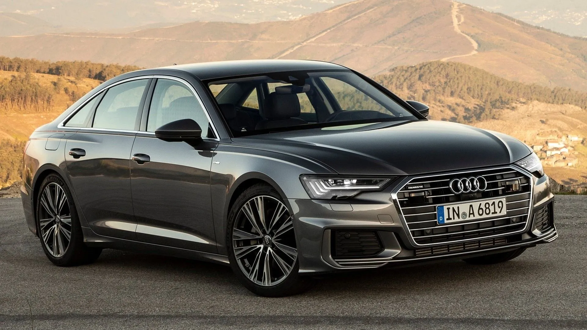 Góc 3/4 phía trước của một chiếc Audi A6 2019 màu xanh đậm