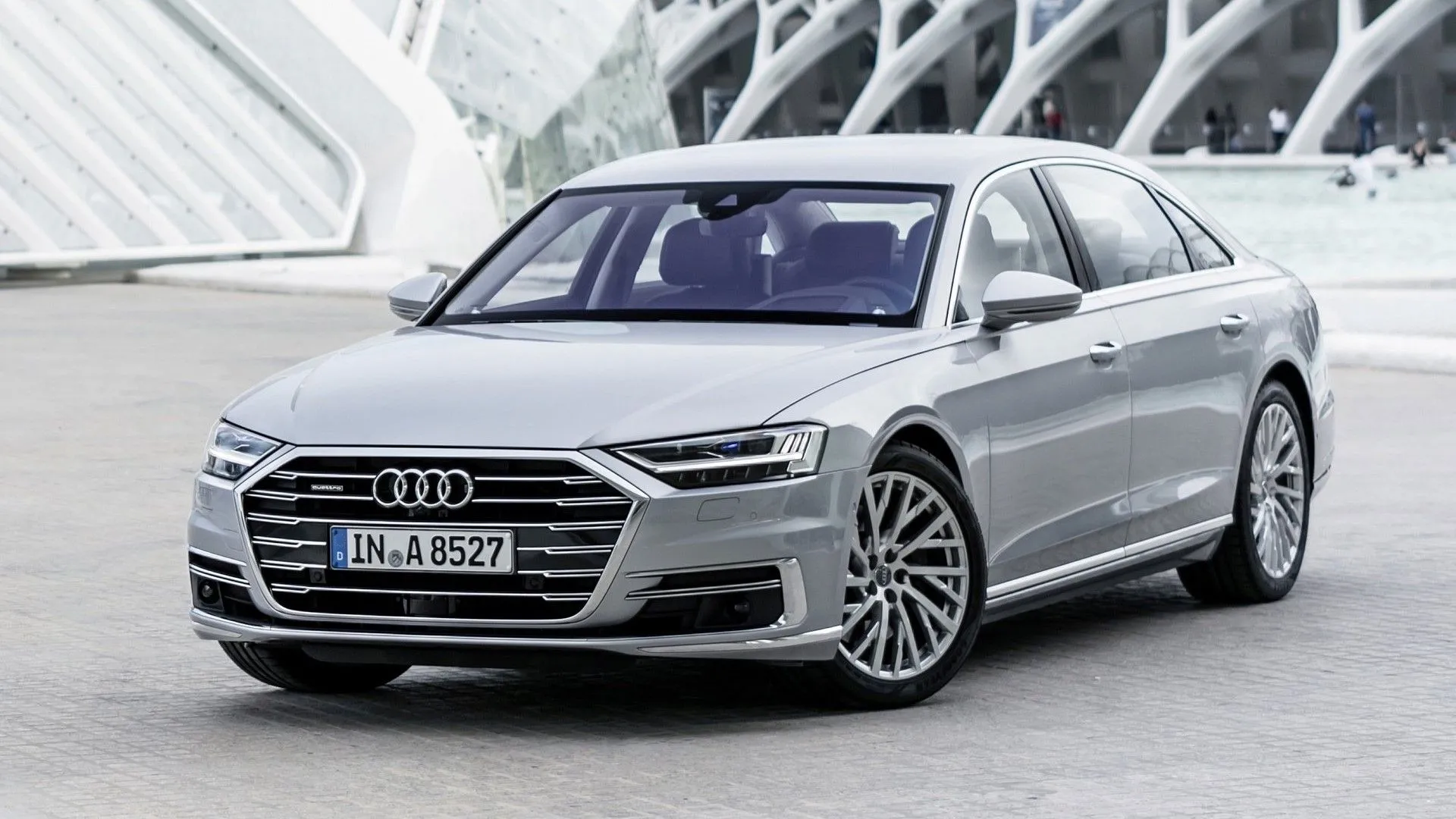 Góc 3/4 phía trước của một chiếc Audi A8 2019 L màu đen