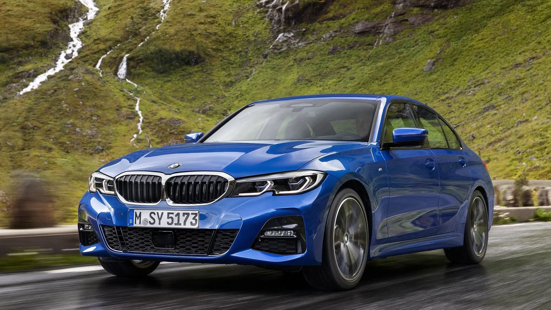 Góc 3/4 phía trước của một chiếc BMW 3-Series 2019 màu xám