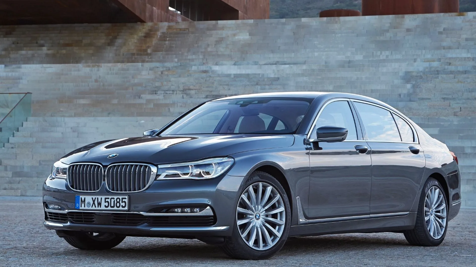 Góc 3/4 phía trước của một chiếc BMW 7-Series 2016 màu đen