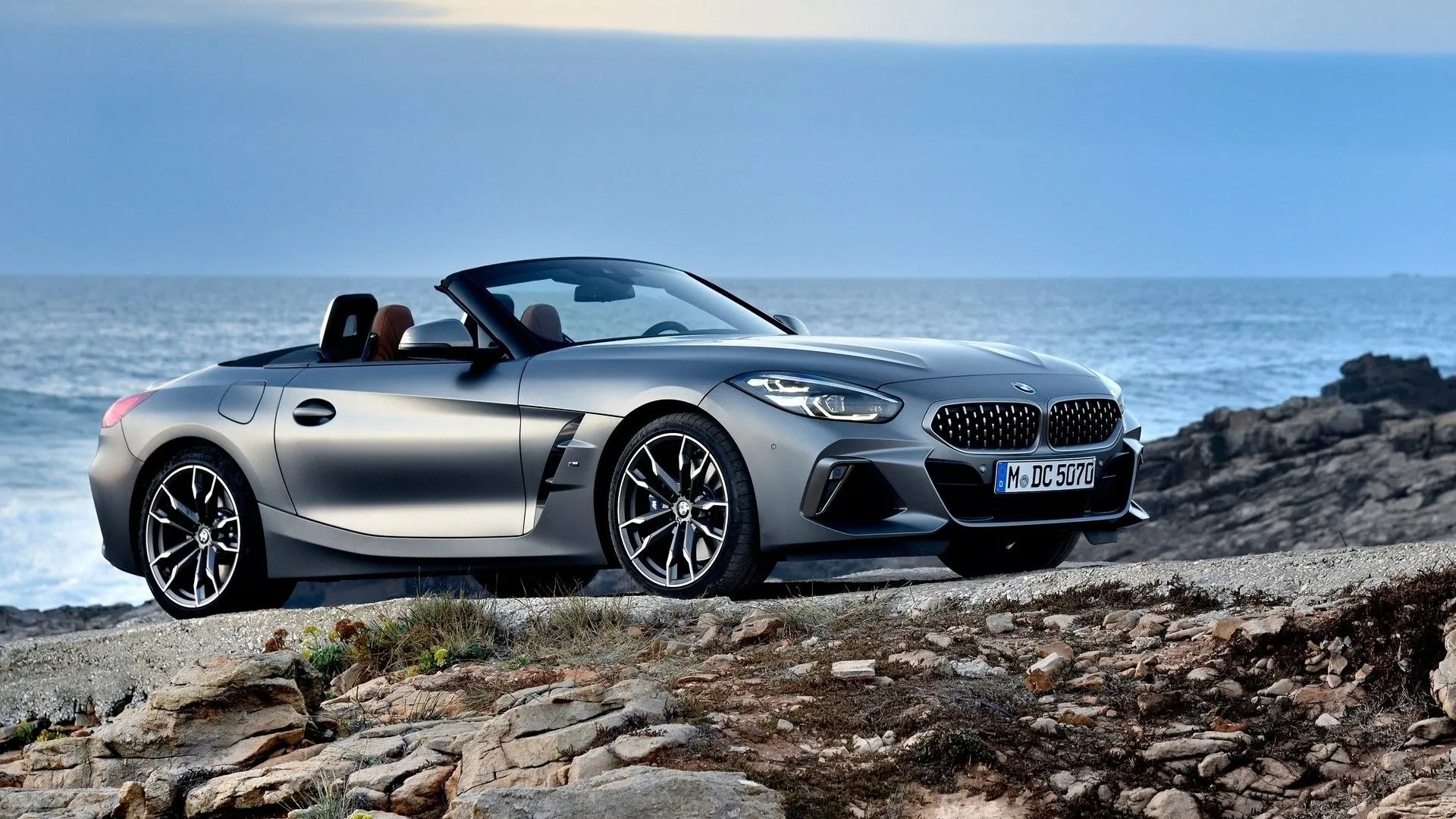 Góc 3/4 phía trước của một chiếc BMW Z4 2019 màu xanh lam