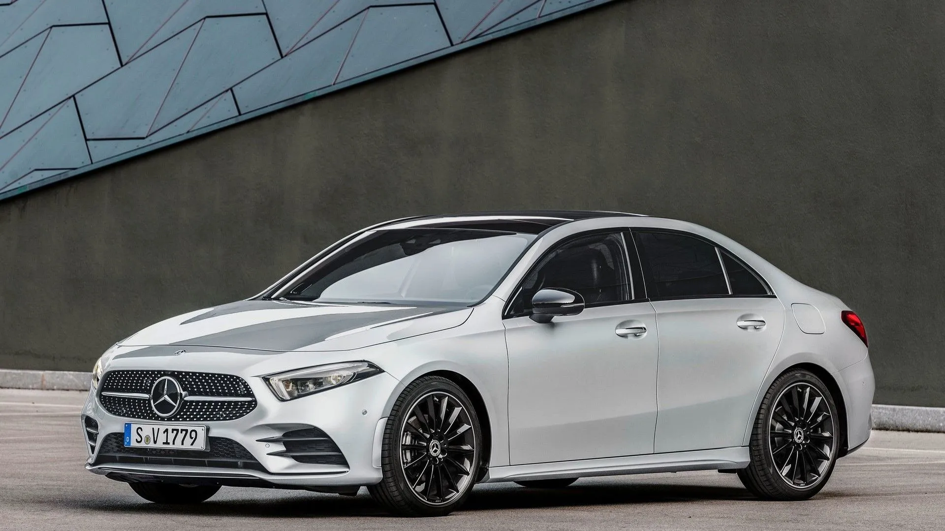 Góc 3/4 phía trước của một chiếc Mercedes-Benz A-Class sedan 2019 màu trắng