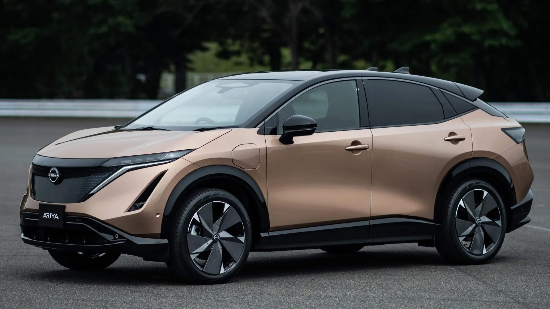 Góc 3/4 phía trước của Nissan Ariya 2021 màu xanh dương, đang đỗ trên đường phố