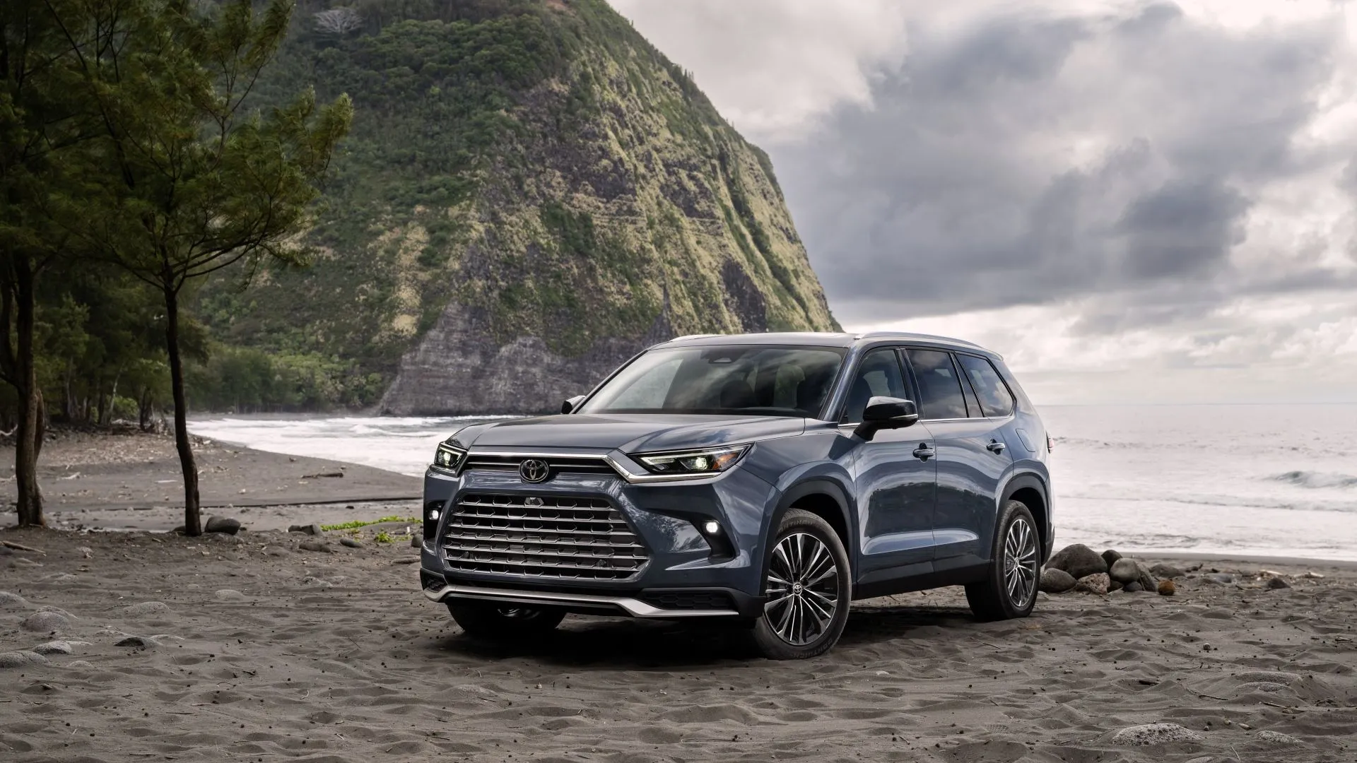 Góc 3/4 phía trước của Toyota Grand Highlander 2025 màu xám bạc, mẫu SUV 3 hàng ghế rộng rãi lý tưởng cho gia đình.