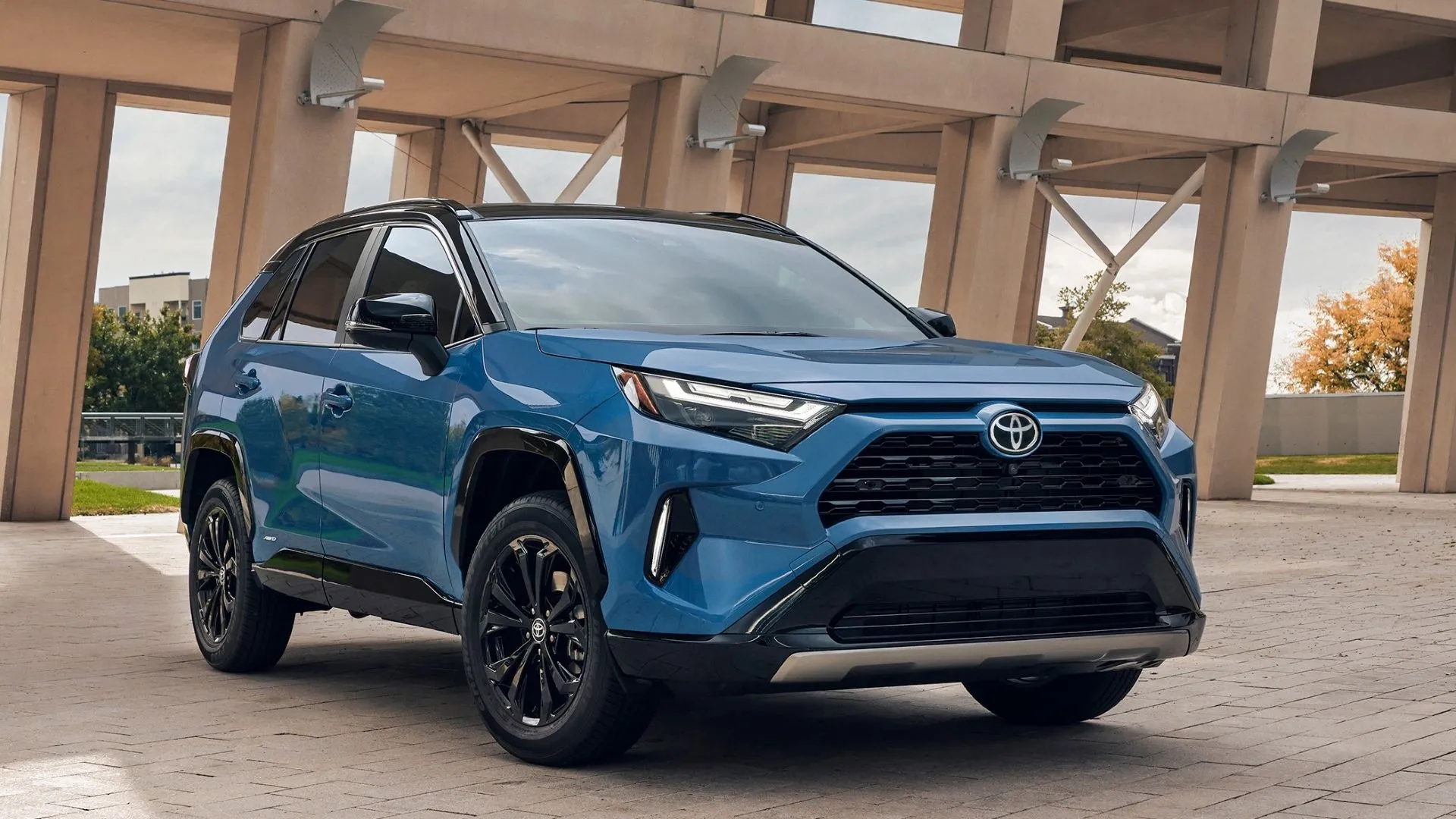 Góc 3/4 phía trước của xe Toyota RAV4 Hybrid 2025 màu trắng.