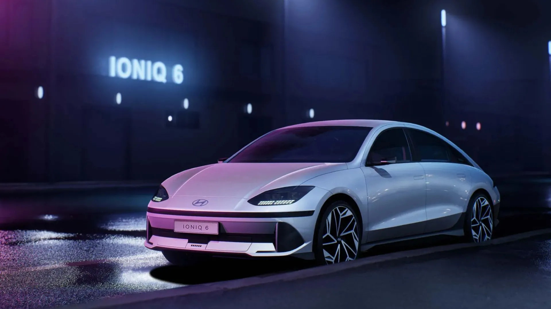 Góc ba phần tư phía trước của mẫu xe điện Hyundai IONIQ 6, minh chứng cho sự tập trung của hãng vào công nghệ xe điện tiên tiến.