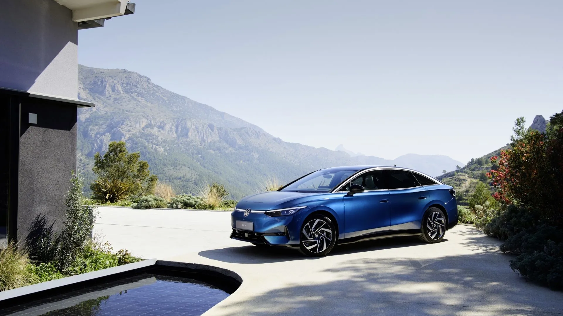 Góc ba phần tư phía trước của mẫu xe Volkswagen ID.7 2025, một ví dụ về dòng xe điện mà Volkswagen đang hướng tới việc tích hợp công nghệ pin thể rắn.