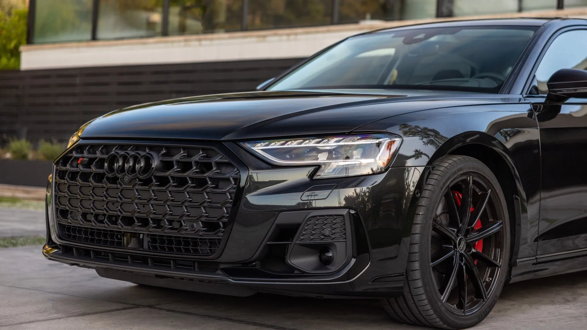 Góc cận cảnh mặt trước Audi S8 2022, nổi bật với lưới tản nhiệt Singleframe và đèn pha Matrix LED.