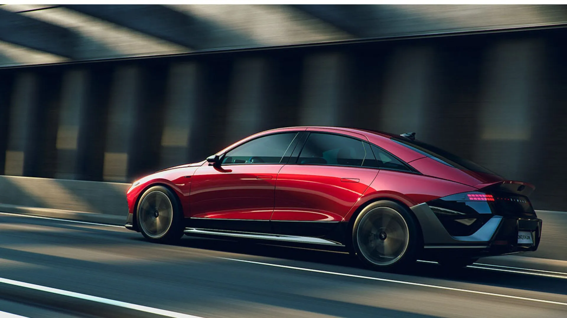 Góc nhìn 3/4 phía sau của Hyundai Ioniq 6 mới đang di chuyển trên đường phố, làm nổi bật thiết kế đuôi xe độc đáo.