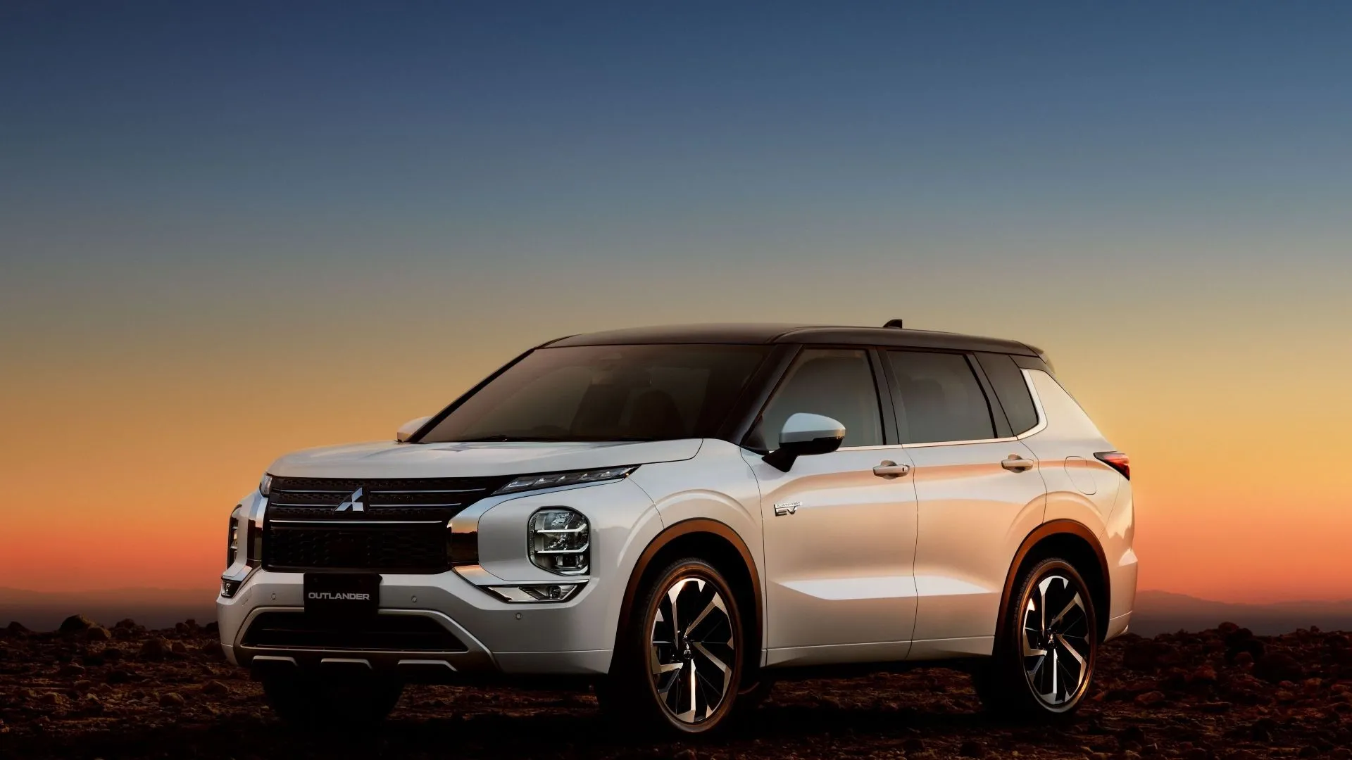 Góc nhìn 3/4 phía trước của Mitsubishi Outlander PHEV 2025, SUV plug-in hybrid với thiết kế độc đáo và không gian rộng