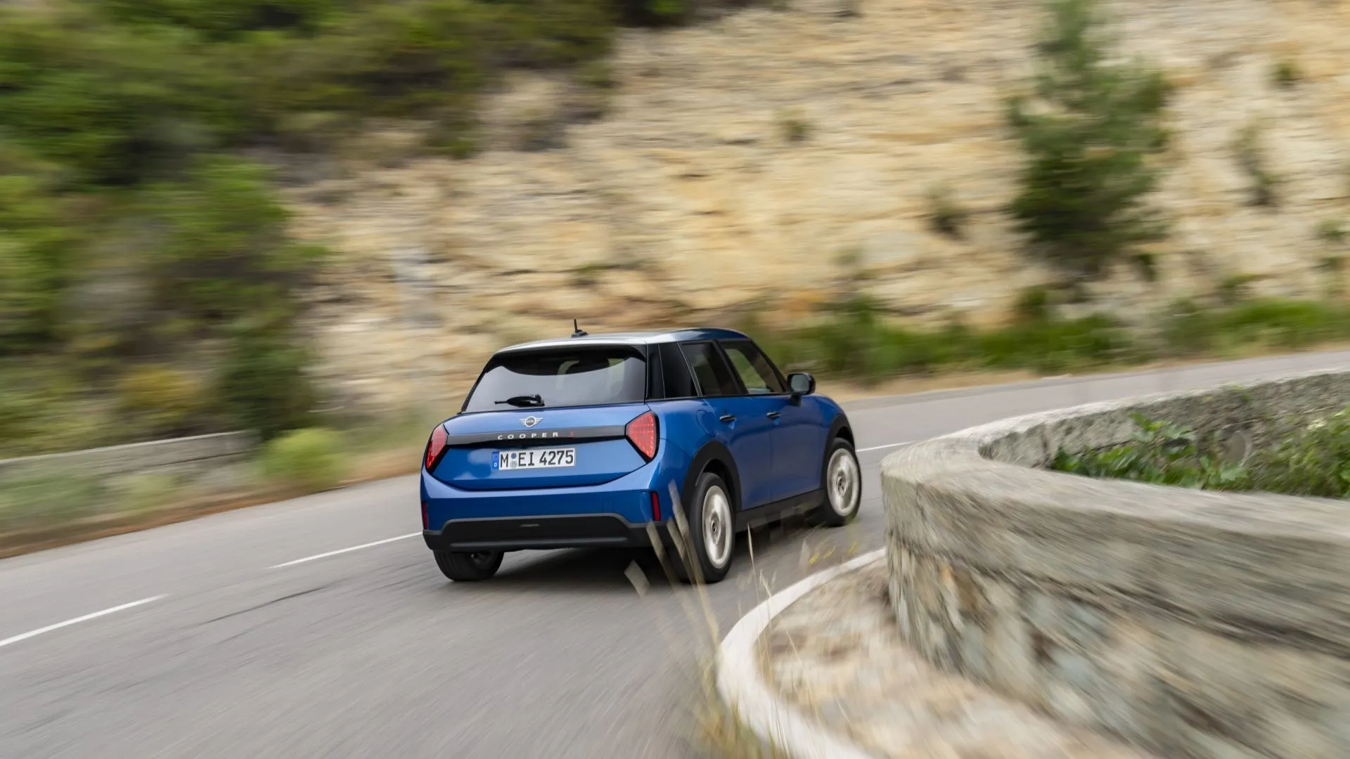 Góc nhìn phía sau năng động của Mini Cooper 2026, thể hiện thiết kế hatchback thể thao và đèn hậu đặc trưng.